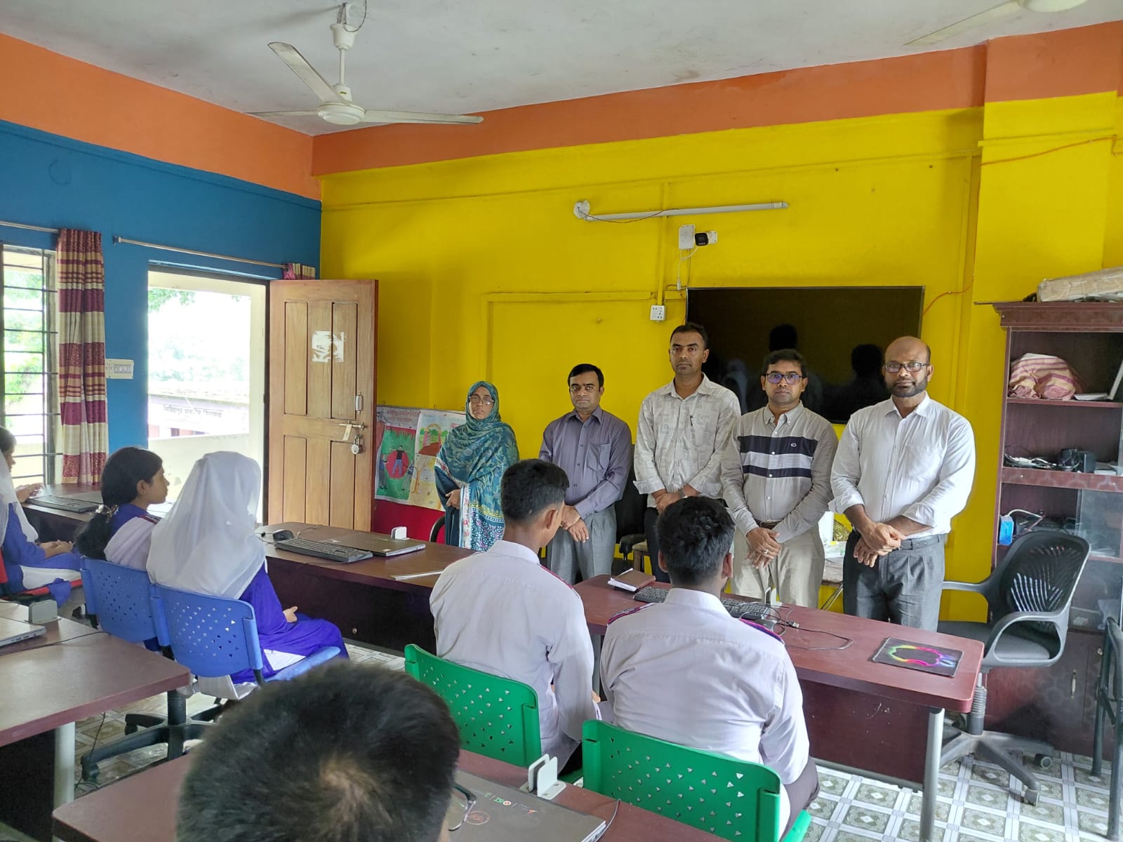 দারিয়াপুর মাধ্যমিক বিদ্যালয়ে স্থাপিত আইসিটিডি ডিজিটাল ল্যাব পরিদর্শন