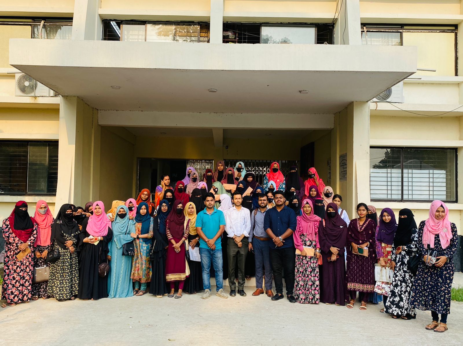 হার পাওয়ার প্রকল্পের আইটি সার্ভিস প্রোভাইডার প্রশিক্ষর্ণীর মধ্যে ভাতা বিতরণ কিছু স্থিরচিত্র