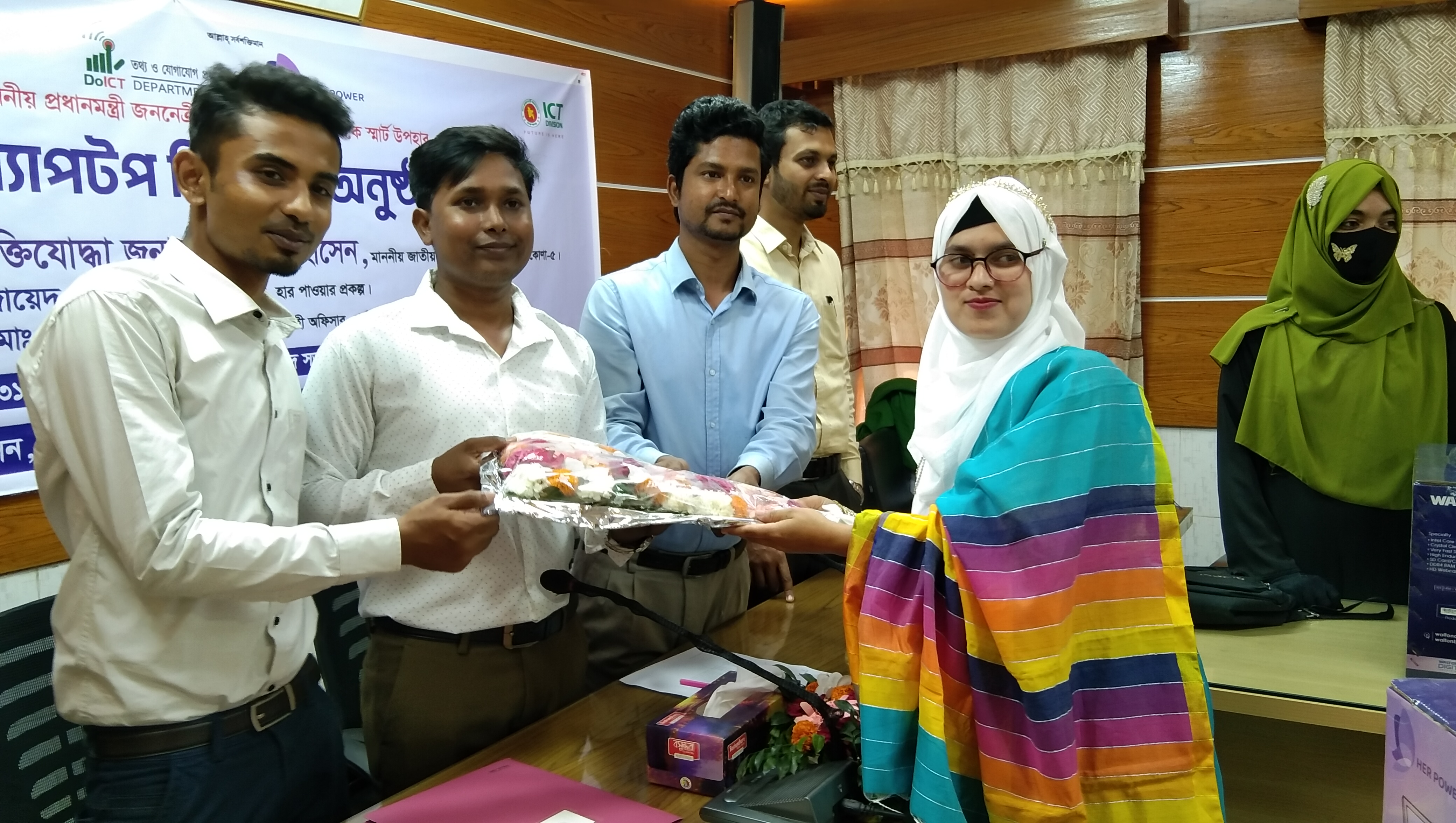 মহিলা ই কমার্স প্রফেশনাল (Women's E- Commerce Professional) ব্যাচ এর চুড়ান্ত ২৫ (পঁচিশ) জন প্রশিক্ষনার্থীদের মাঝে ল্যাপটপ বিতরণ