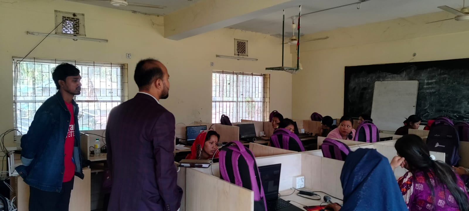 হার পাওয়ার প্রকল্প ;প্রযুক্তি সহায়তা নারীর ক্ষমতায়নের শিক্ষার্থীদের ক্লাশ চলাকালীন মূহূর্থ