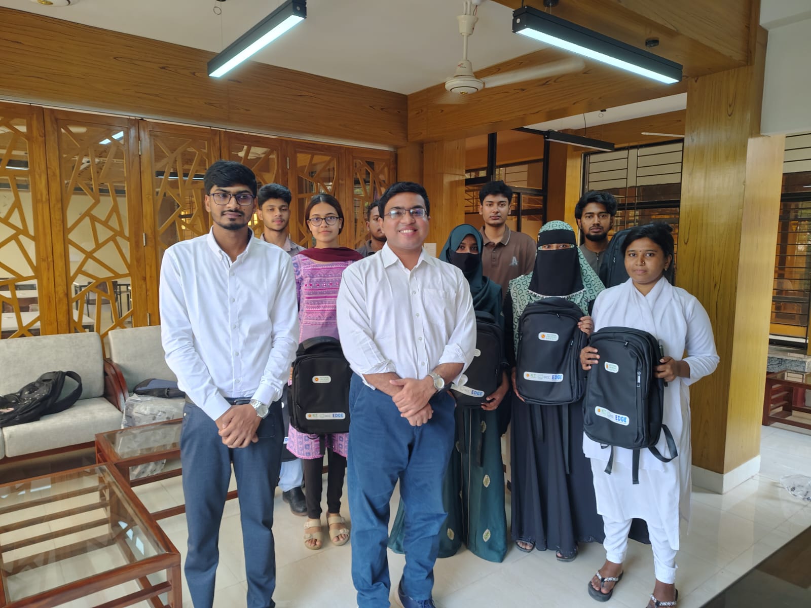 সাইবার সিকিউরিটি ও এআই প্রশিক্ষণার্থীদেরকে ব্যাগ বিতরণ।