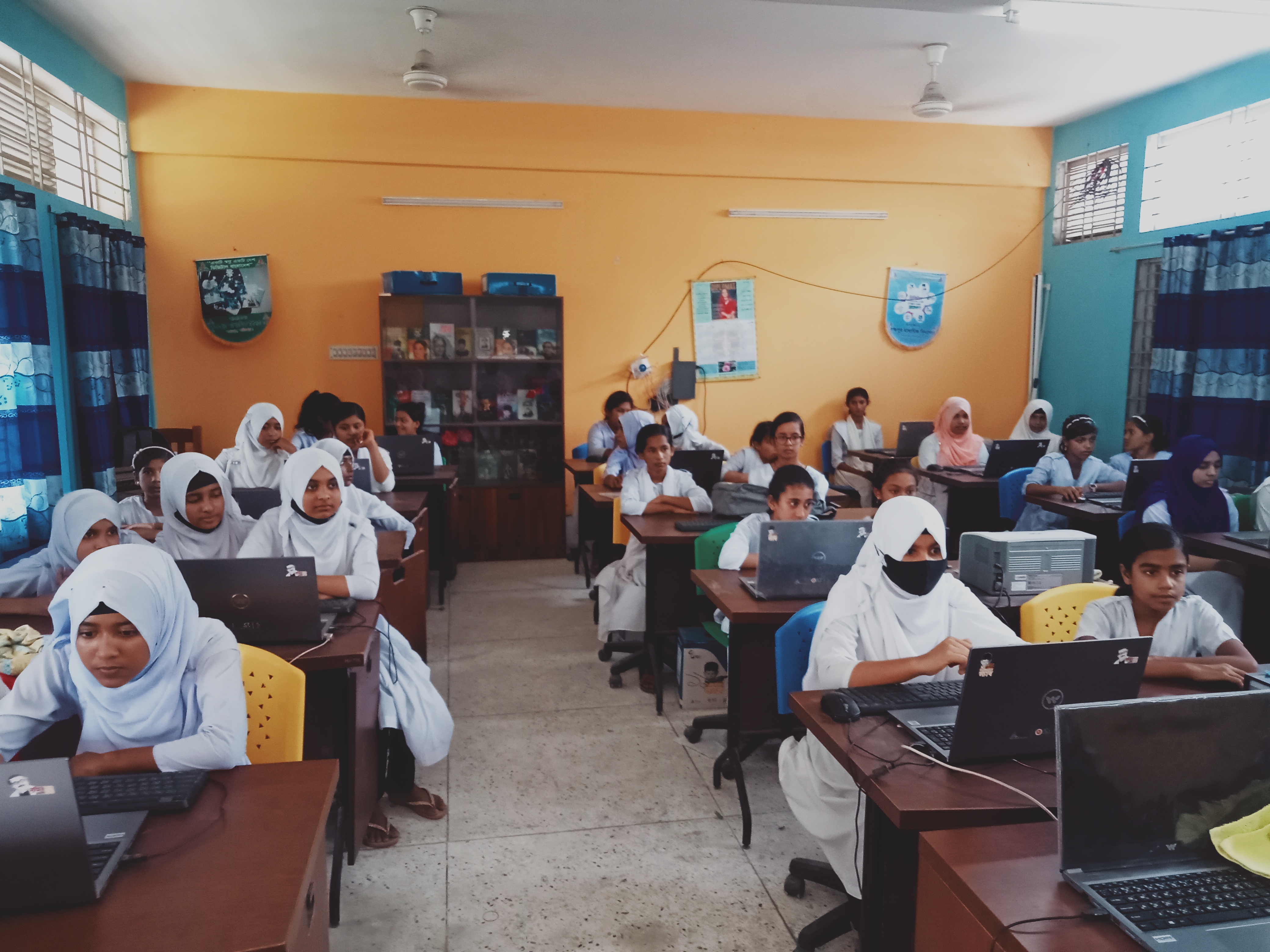 সদরপুর উপজেলার একটি তথ্যপ্রযুক্তি ল্যাব