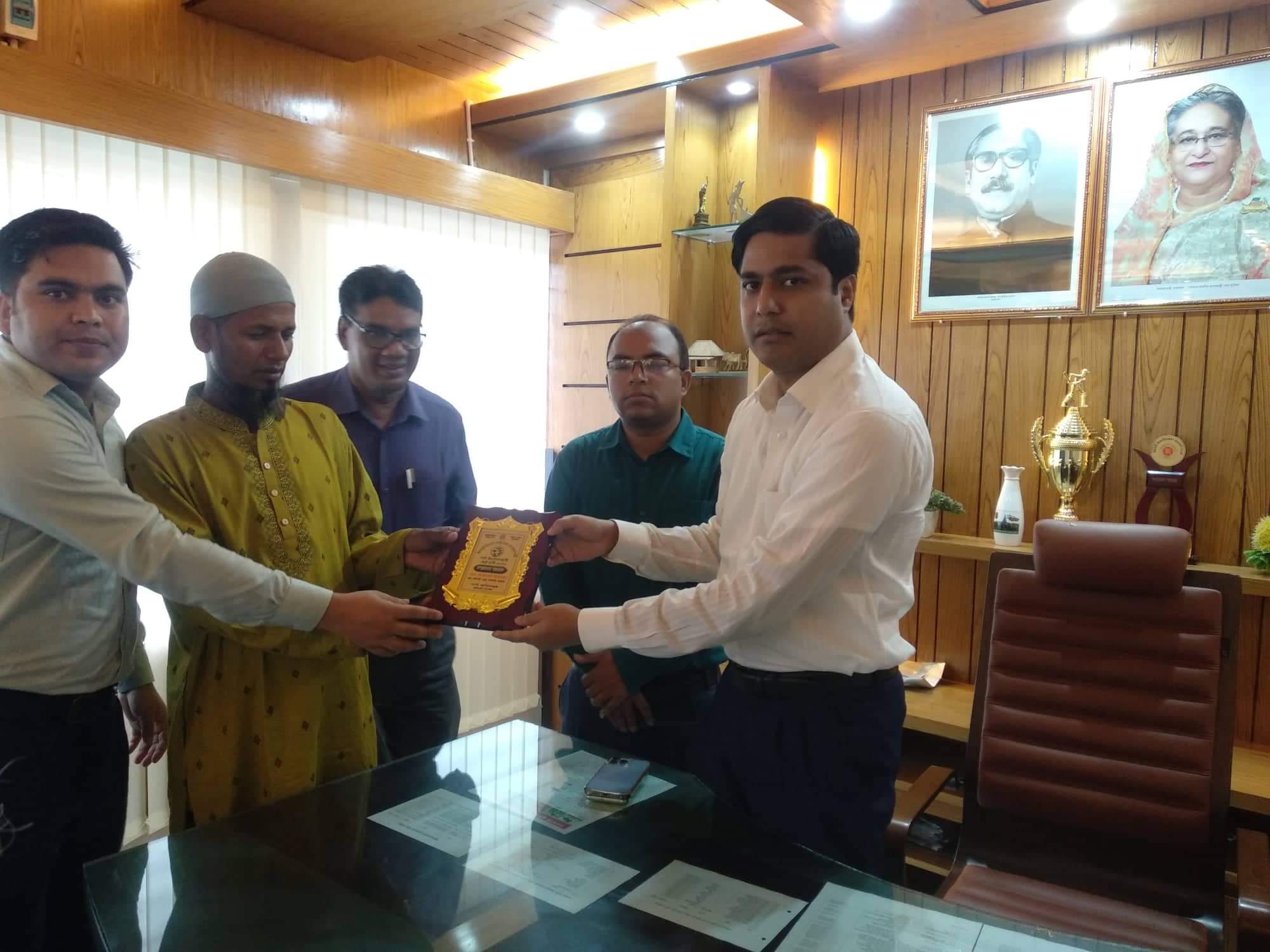 পাট উৎপাদকারী চাষীকে সম্মাননা স্বারক প্রদান