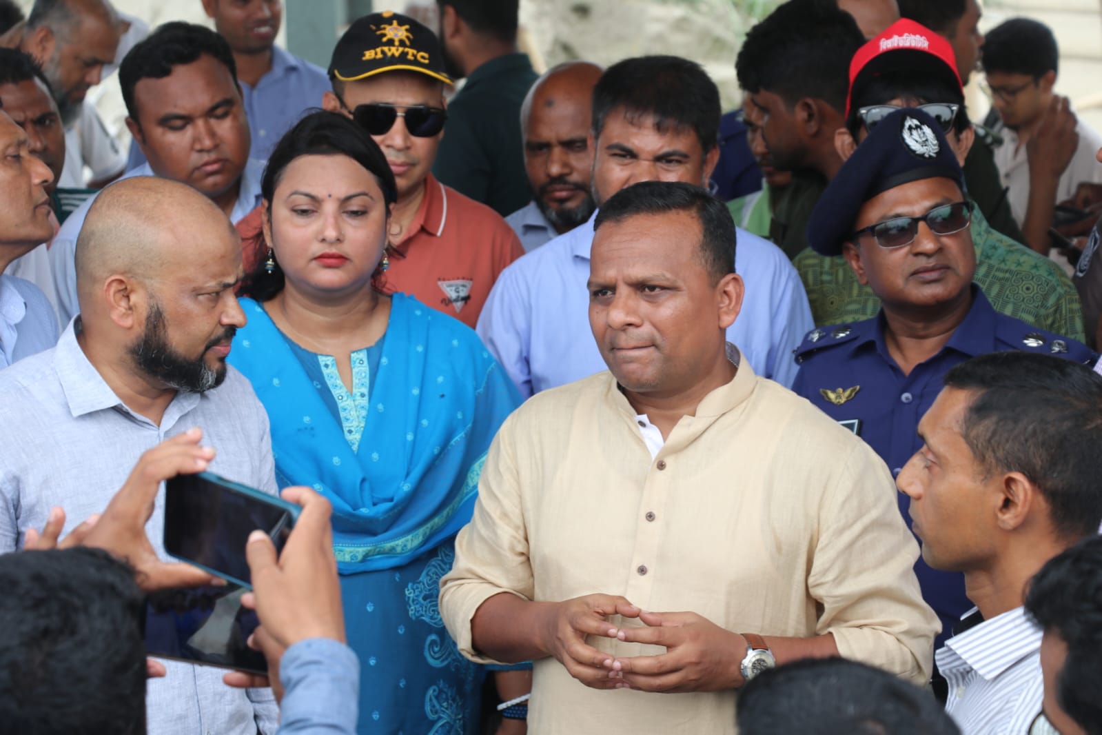 নৌপরিবহন মন্ত্রণালয়ের মাননীয় প্রতিমন্ত্রীএবং নৌপরিবহন অধিদপ্তর-এর মহাপরিচালক আরিচা ও পাটুরিয়া সানকেন ডেক জাহাজ পরিদর্শন করে নৌযাত্রার নিরাপত্তা, যাত্রীসেবা ও সার্বিক ব্যবস্থাপনায় প্রয়োজনীয় নির্দেশনা দেন।