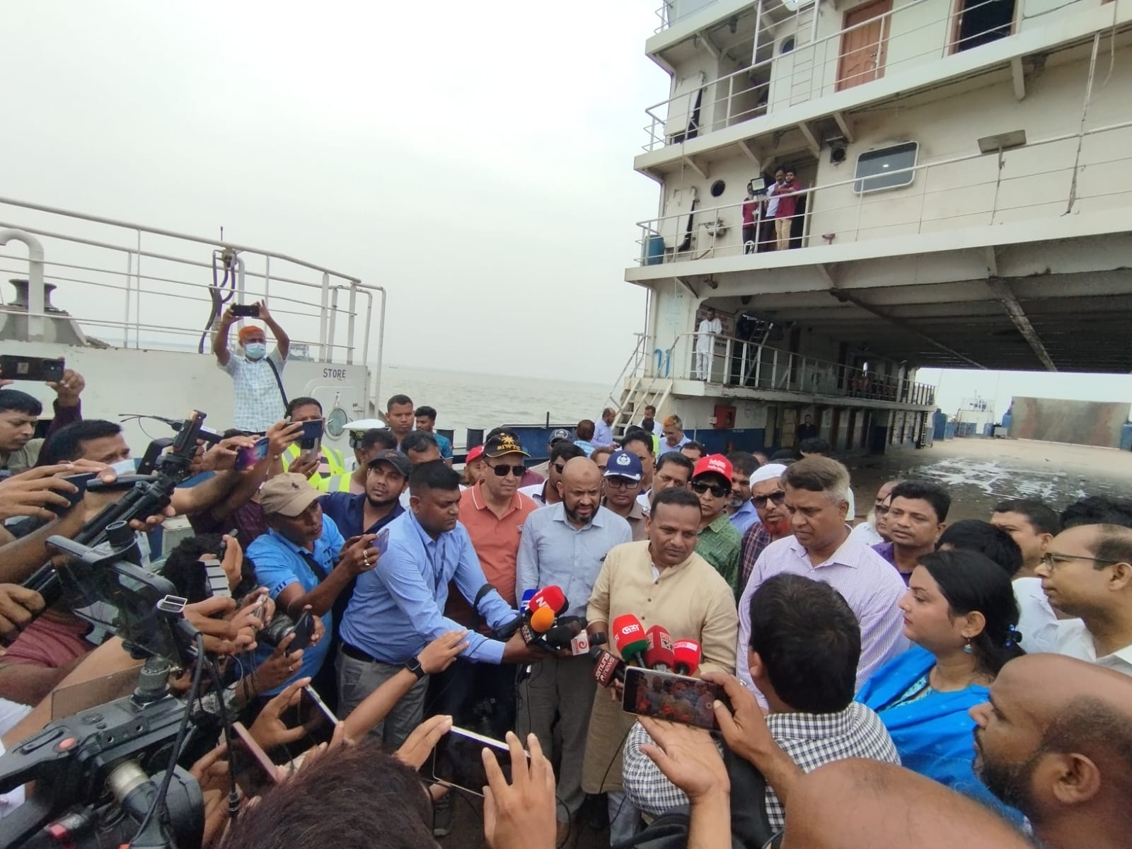 নৌপরিবহন মন্ত্রণালয়ের মাননীয় প্রতিমন্ত্রীএবং নৌপরিবহন অধিদপ্তর-এর মহাপরিচালক আরিচা ও পাটুরিয়া সানকেন ডেক জাহাজ পরিদর্শন করে নৌযাত্রার নিরাপত্তা, যাত্রীসেবা ও সার্বিক ব্যবস্থাপনায় প্রয়োজনীয় নির্দেশনা দেন।