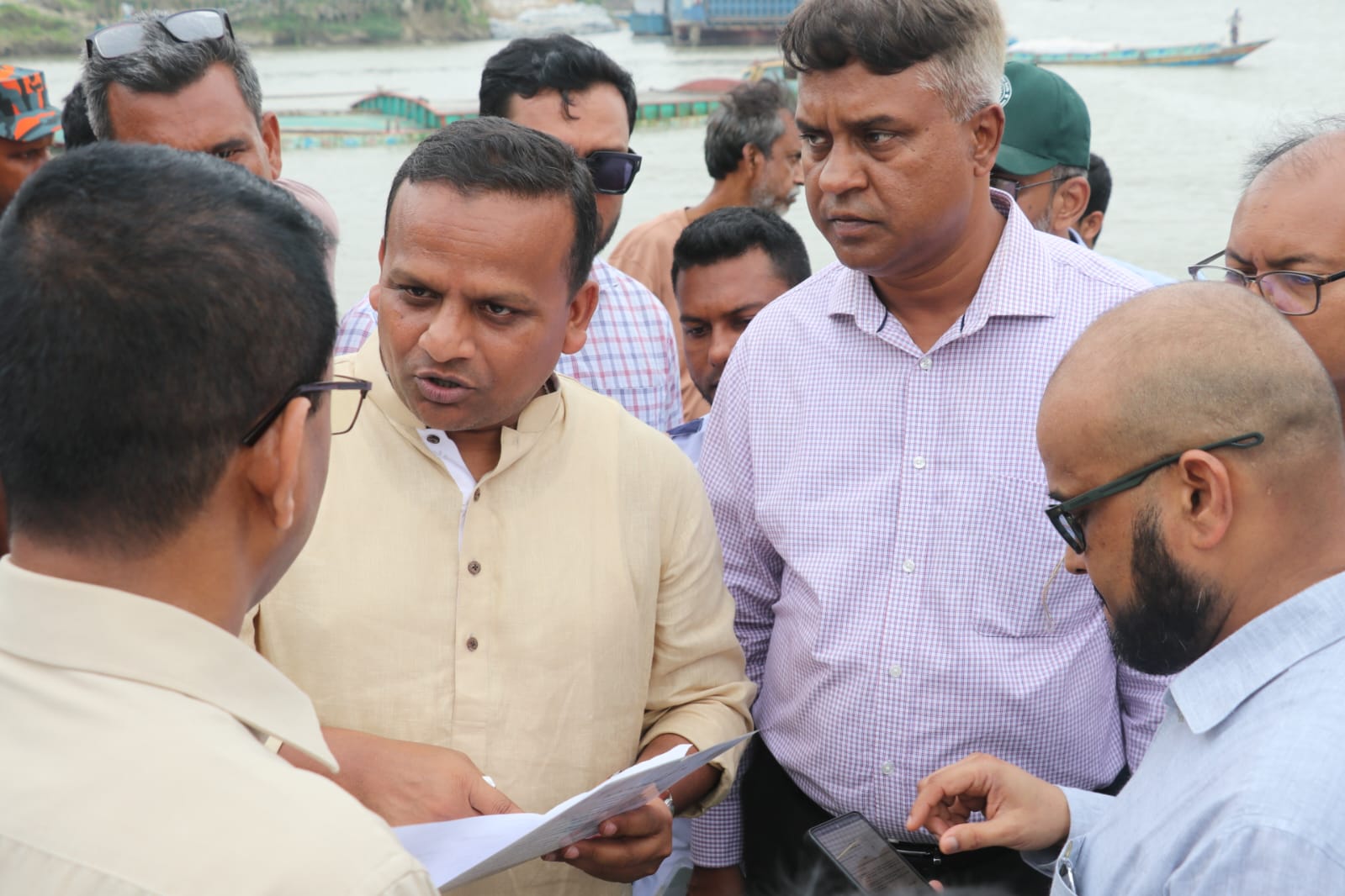 নৌপরিবহন মন্ত্রণালয়ের মাননীয় প্রতিমন্ত্রীএবং নৌপরিবহন অধিদপ্তর-এর মহাপরিচালক আরিচা ও পাটুরিয়া সানকেন ডেক জাহাজ পরিদর্শন করে নৌযাত্রার নিরাপত্তা, যাত্রীসেবা ও সার্বিক ব্যবস্থাপনায় প্রয়োজনীয় নির্দেশনা দেন।