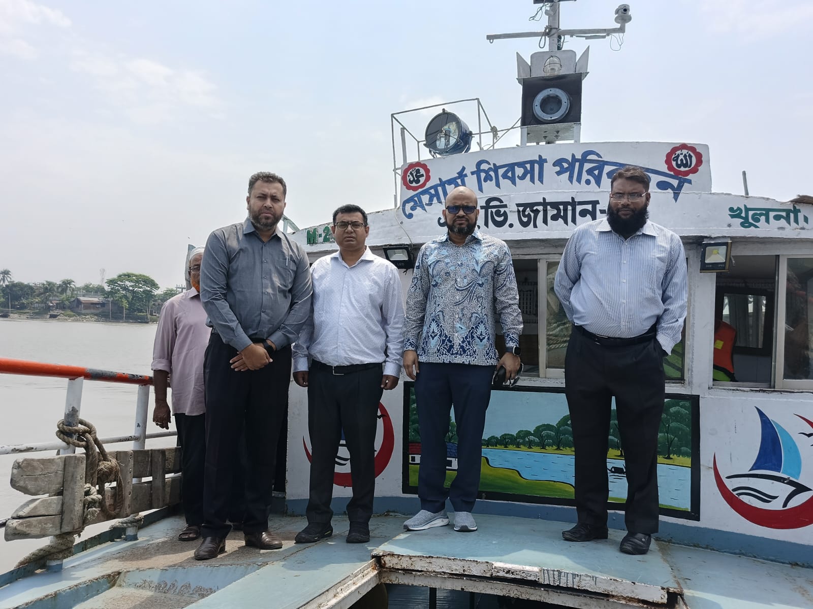 নৌপরিবহন অধিদপ্তর-এর মহাপরিচালক খুলনায় সানকেন ডেক জাহাজ পরিদর্শন করে নৌযাত্রার নিরাপত্তা, যাত্রীসেবা ও সার্বিক ব্যবস্থাপনায় প্রয়োজনীয় নির্দেশনা দেন।