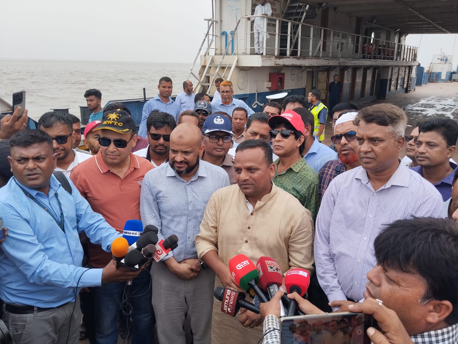 নৌপরিবহন মন্ত্রণালয়ের মাননীয় প্রতিমন্ত্রীএবং নৌপরিবহন অধিদপ্তর-এর মহাপরিচালক আরিচা ও পাটুরিয়া সানকেন ডেক জাহাজ পরিদর্শন করে নৌযাত্রার নিরাপত্তা, যাত্রীসেবা ও সার্বিক ব্যবস্থাপনায় প্রয়োজনীয় নির্দেশনা দেন।