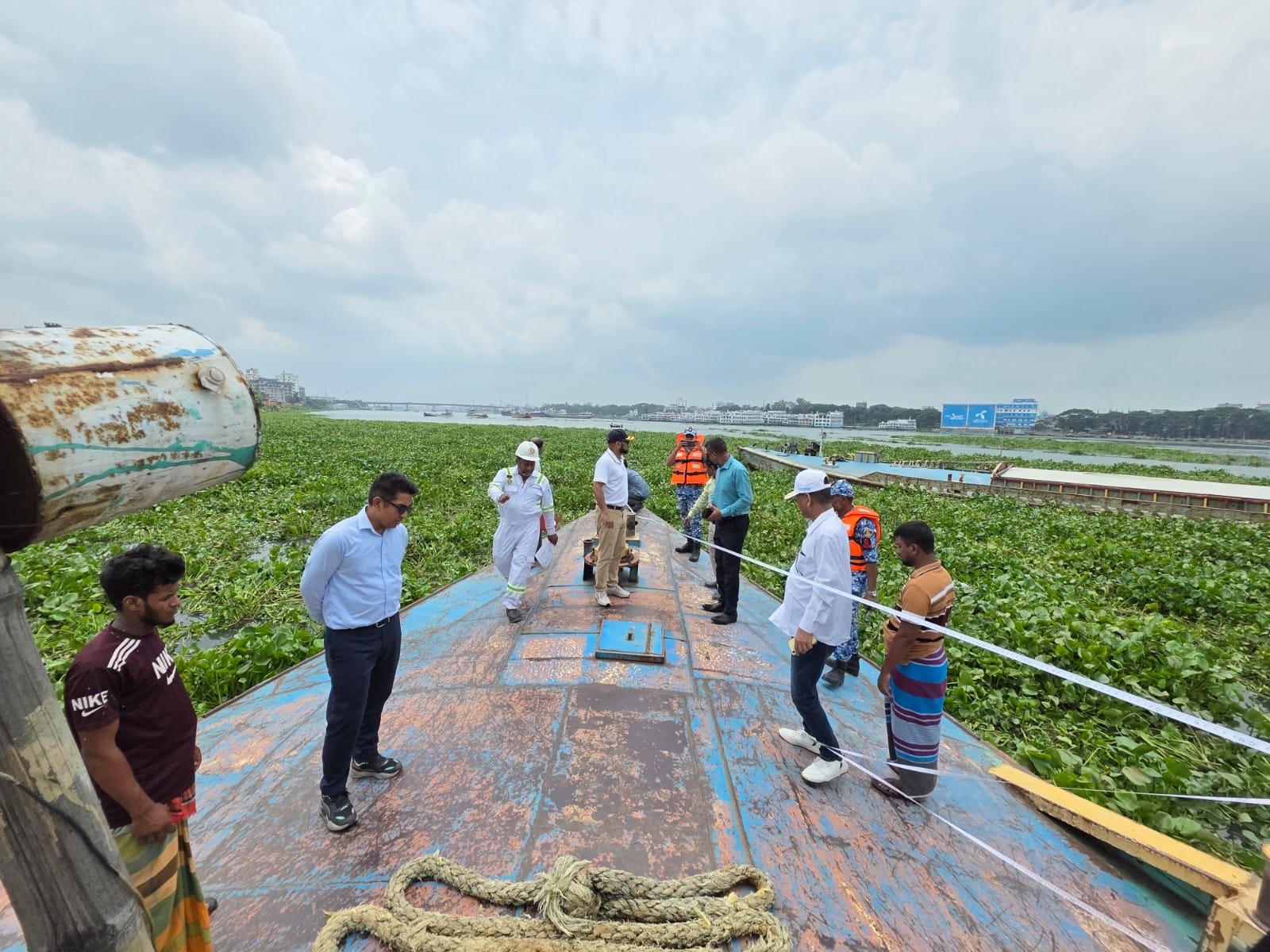 ২০ জুন ২০২৬ খ্রিস্টাব্দ, নৌপরিবহন অধিদপ্তরের মহাপরিচালক মহোদয়ের নেতৃত্বে ঢাকা সদরঘাট থেকে নারায়ণগঞ্জের ফতুল্লা পর্যন্ত নৌপথে চলাচলরত বালিবাহী নৌযানসমূহের বিরুদ্ধে বিশেষ পরিদর্শন ও মোবাইল কোর্ট পরিচালনা করা হয়।