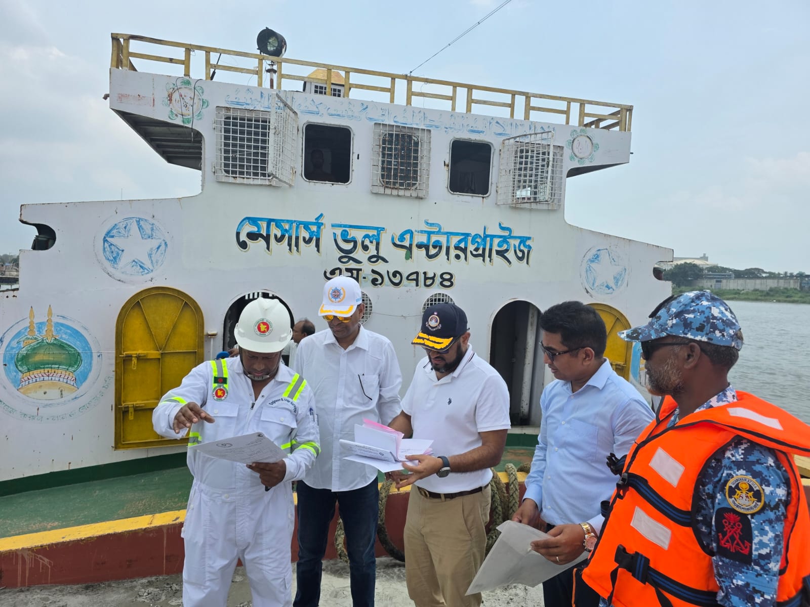 ২০ জুন ২০২৬ খ্রিস্টাব্দ, নৌপরিবহন অধিদপ্তরের মহাপরিচালক মহোদয়ের নেতৃত্বে ঢাকা সদরঘাট থেকে নারায়ণগঞ্জের ফতুল্লা পর্যন্ত নৌপথে চলাচলরত বালিবাহী নৌযানসমূহের বিরুদ্ধে বিশেষ পরিদর্শন ও মোবাইল কোর্ট পরিচালনা করা হয়।