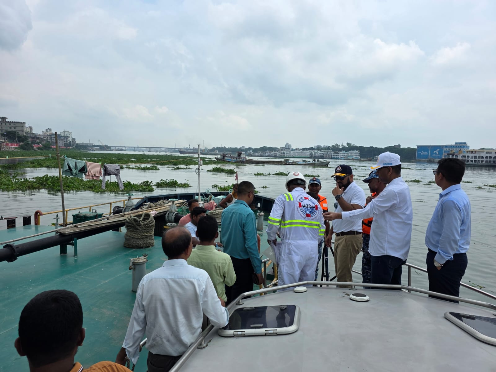 ২০ জুন ২০২৬ খ্রিস্টাব্দ, নৌপরিবহন অধিদপ্তরের মহাপরিচালক মহোদয়ের নেতৃত্বে ঢাকা সদরঘাট থেকে নারায়ণগঞ্জের ফতুল্লা পর্যন্ত নৌপথে চলাচলরত বালিবাহী নৌযানসমূহের বিরুদ্ধে বিশেষ পরিদর্শন ও মোবাইল কোর্ট পরিচালনা করা হয়।