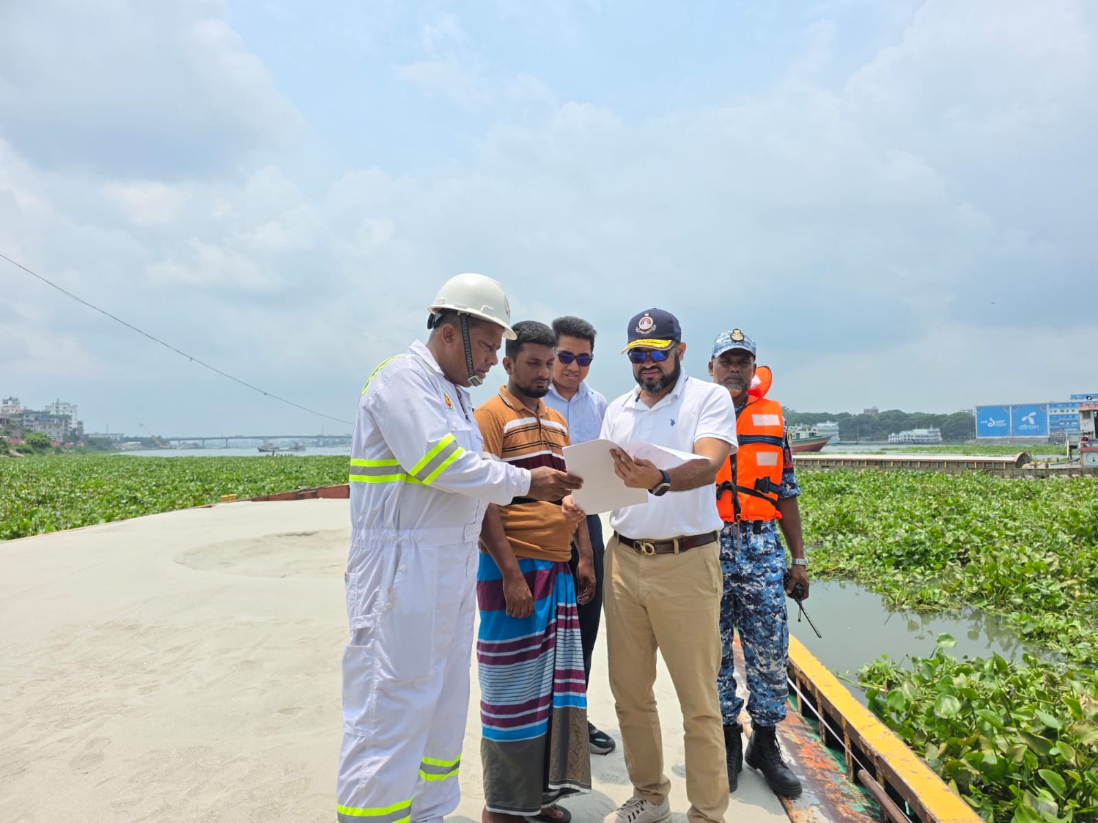 ২০ জুন ২০২৬ খ্রিস্টাব্দ, নৌপরিবহন অধিদপ্তরের মহাপরিচালক মহোদয়ের নেতৃত্বে ঢাকা সদরঘাট থেকে নারায়ণগঞ্জের ফতুল্লা পর্যন্ত নৌপথে চলাচলরত বালিবাহী নৌযানসমূহের বিরুদ্ধে বিশেষ পরিদর্শন ও মোবাইল কোর্ট পরিচালনা করা হয়।