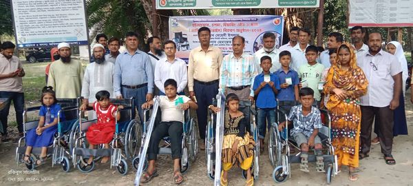বিশেষ চাহিদা সম্পন্ন শিশুদের মাঝে ডিভাইজ বিতরণ