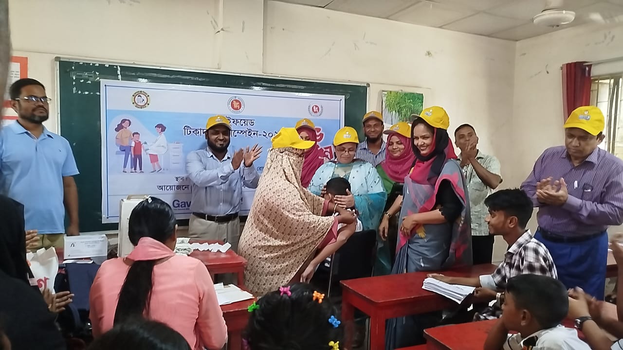 টাইফয়েডের টিকা প্রদান, ভাঙ্গুড়া, পাবনা।