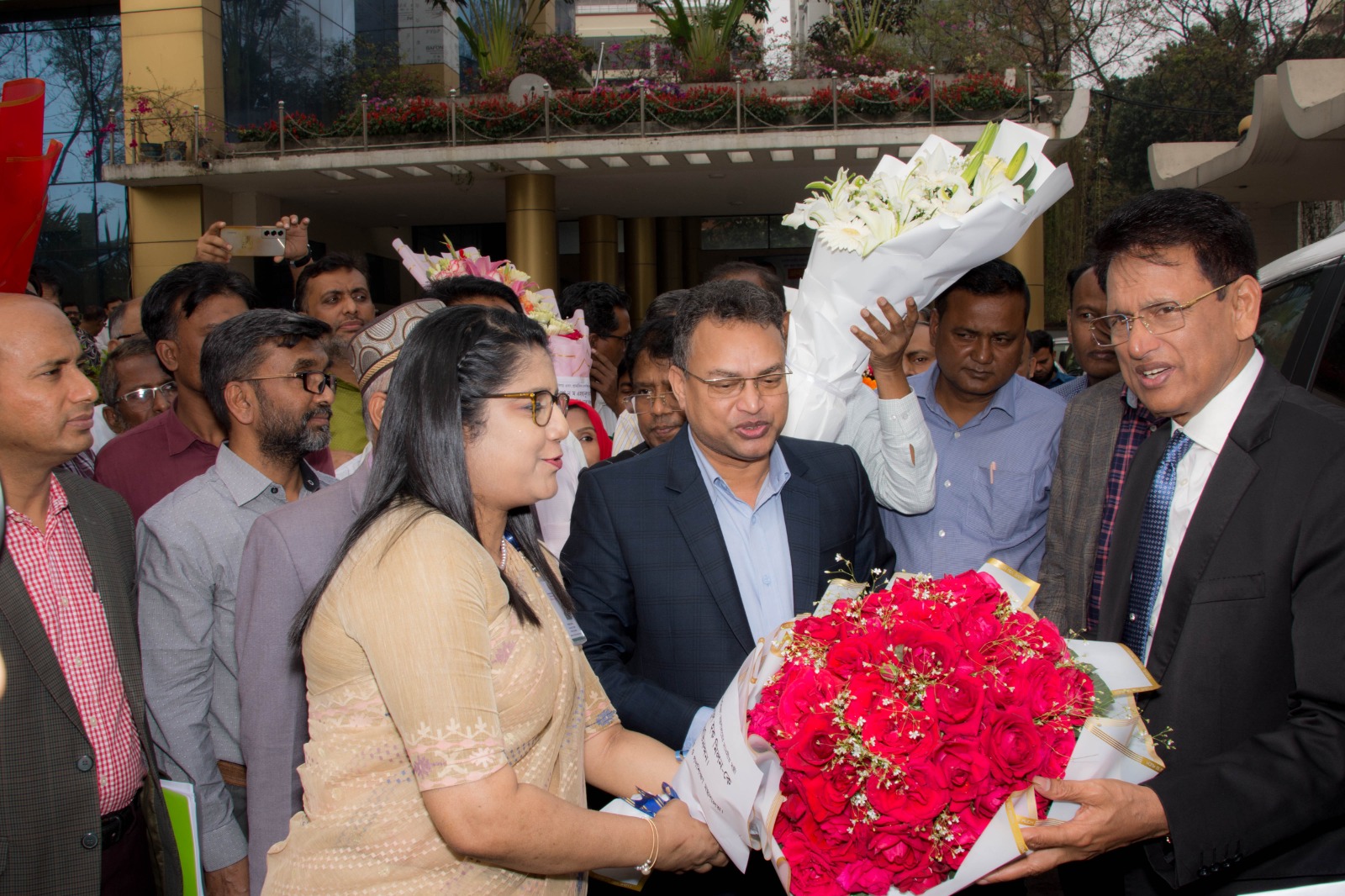 প্রাথমিক শিক্ষা অধিদপ্তরের কর্মকর্তাদের সাথে মতবিনিময় সভা এ অংশগ্রহণ কালে মাননীয় মন্ত্রী, ড. আ ন ম এহছানুল হক মিলন, এমপি মহোদয়কে ফুলেল শুভেচ্ছা জানাচ্ছেন মহাপরিচালক, প্রাথমিক শিক্ষা অধিদপ্তর।