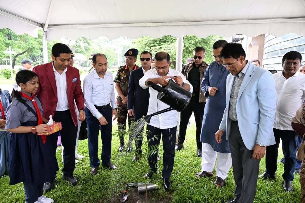 মাননীয় প্রধানমন্ত্রী প্রাথমিক বিদ্যালয়কে ‘সবুজ বিদ্যালয়’ হিসেবে গড়ে তোলার লক্ষ্যে একটি নিমগাছের চারা রোপণের মাধ্যমে সারাদেশের সরকারি প্রাথমিক বিদ্যালয়ের বৃক্ষরোপণ কর্মসূচির আনুষ্ঠানিক উদ্বোধন করেন।