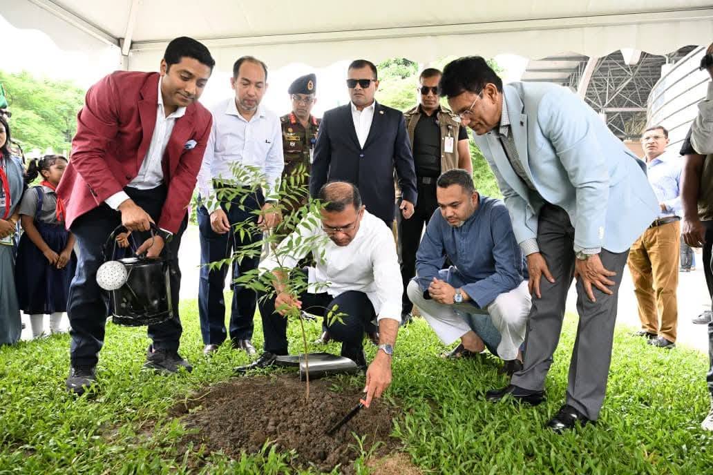 মাননীয় প্রধানমন্ত্রী প্রাথমিক বিদ্যালয়কে ‘সবুজ বিদ্যালয়’ হিসেবে গড়ে তোলার লক্ষ্যে একটি নিমগাছের চারা রোপণের মাধ্যমে সারাদেশের সরকারি প্রাথমিক বিদ্যালয়ের বৃক্ষরোপণ কর্মসূচির আনুষ্ঠানিক উদ্বোধন করেন।