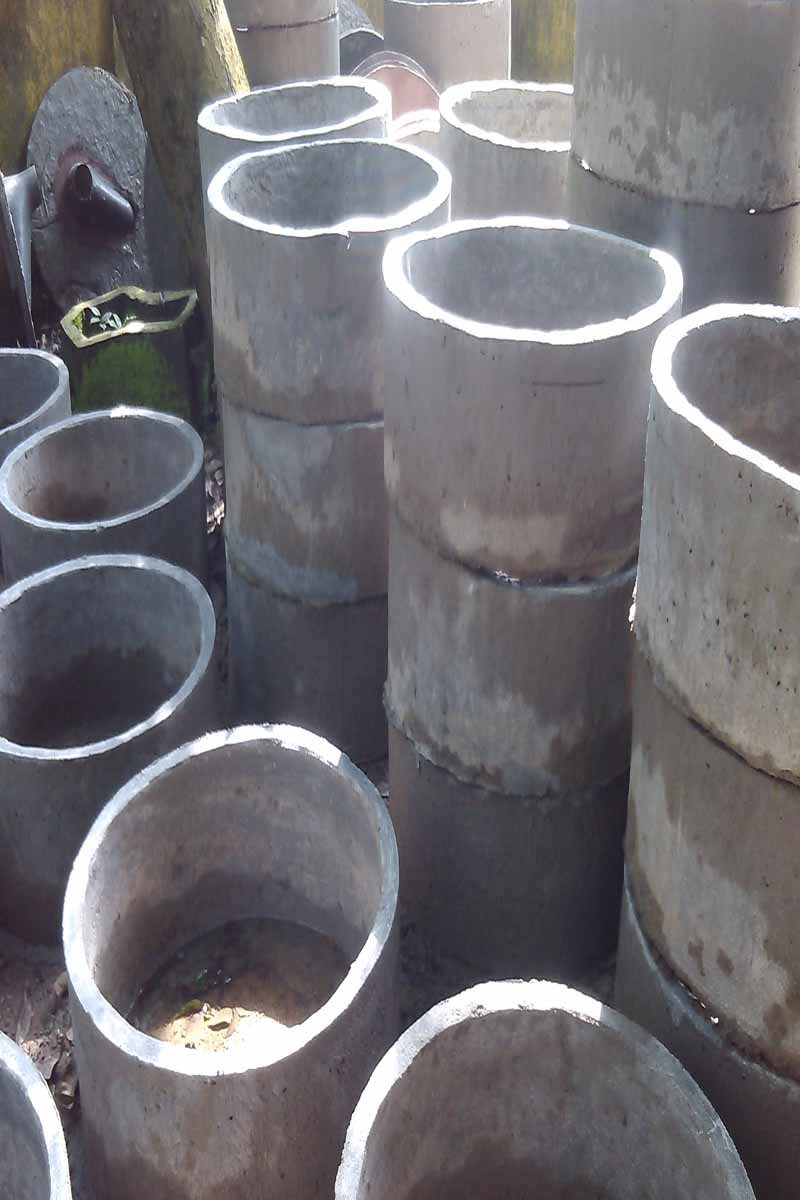 হত দরিদ্রদের মাঝে ল্যাট্রিন বিতরন এবং নিরাপদ পানি সরবরাহের জন্য নলকূপ বিতরন