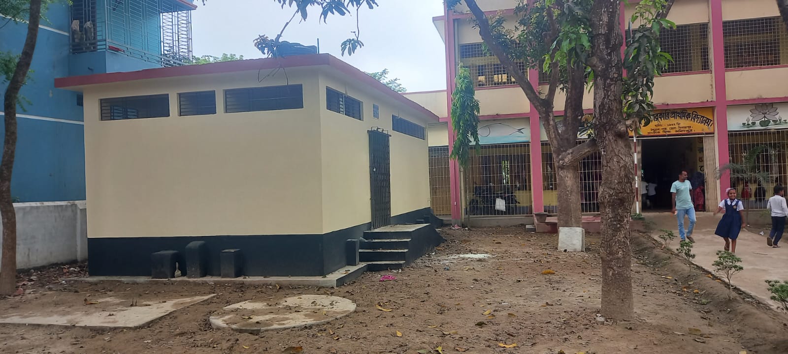 দিনাজপুর সদর উপজেলায় সরকারি প্রাথমিক বিদ্যালয়ে নির্মিত ওয়াশব্লক (WASH Block)