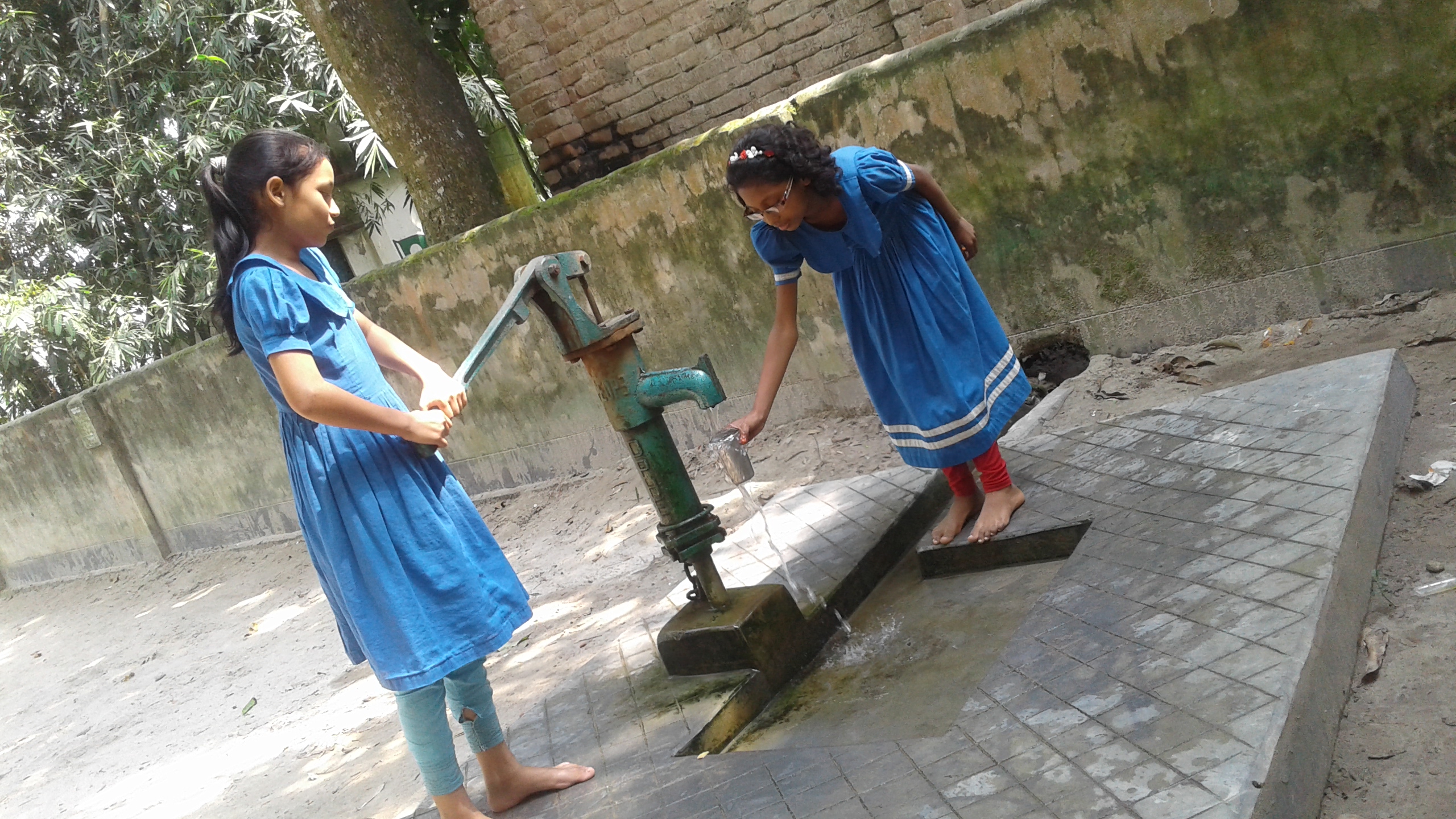 প্রাথমিক বিদ্যালয়ে নিরাপদ পানির জন্য স্থাপিত টিউবওয়েল