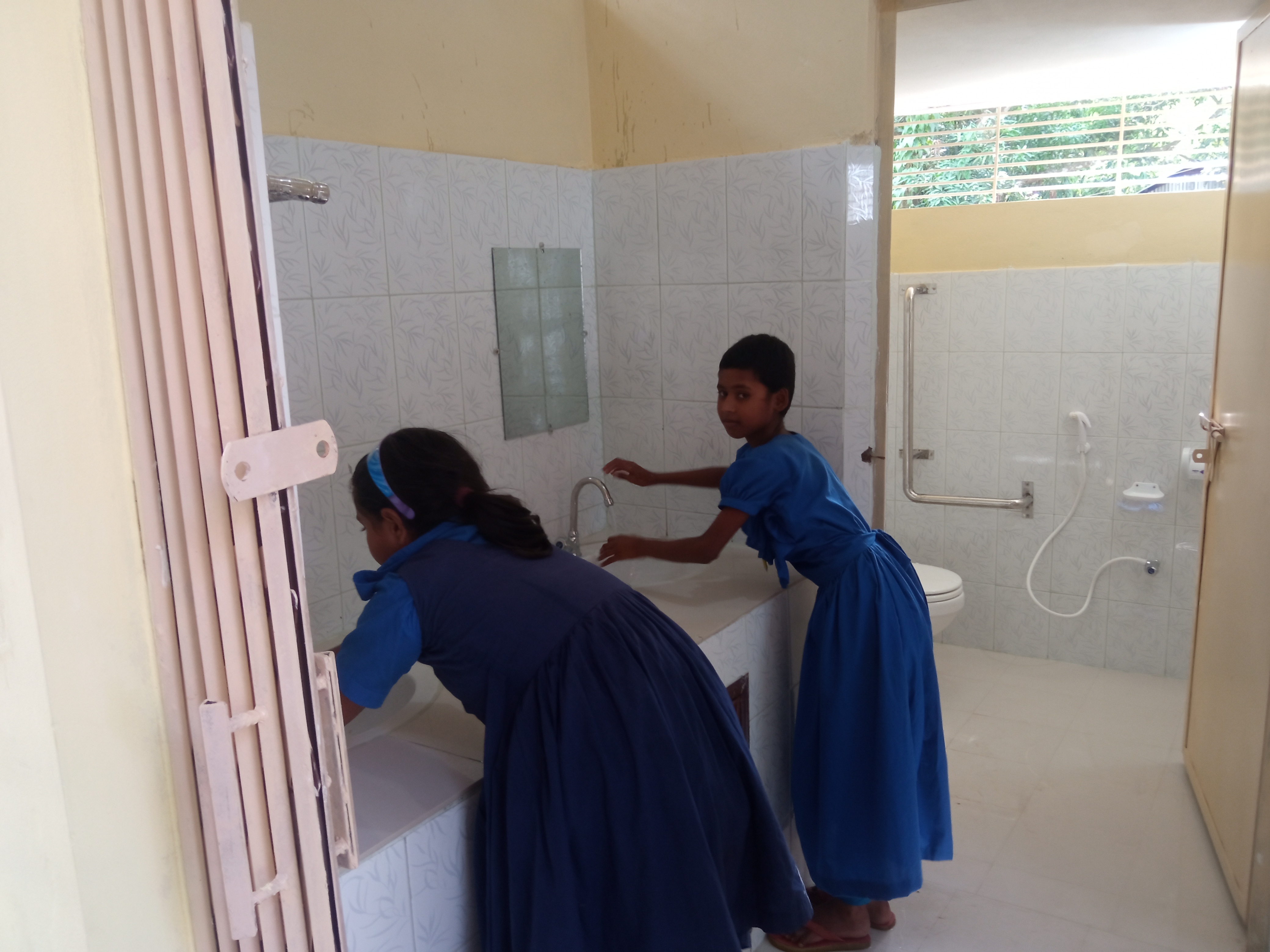 শিক্ষার্থীরা ওয়াশব্লক ব্যবহার করছে