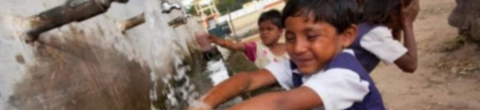 পরিষ্কার পানি দিয়ে হাত ধোয়া