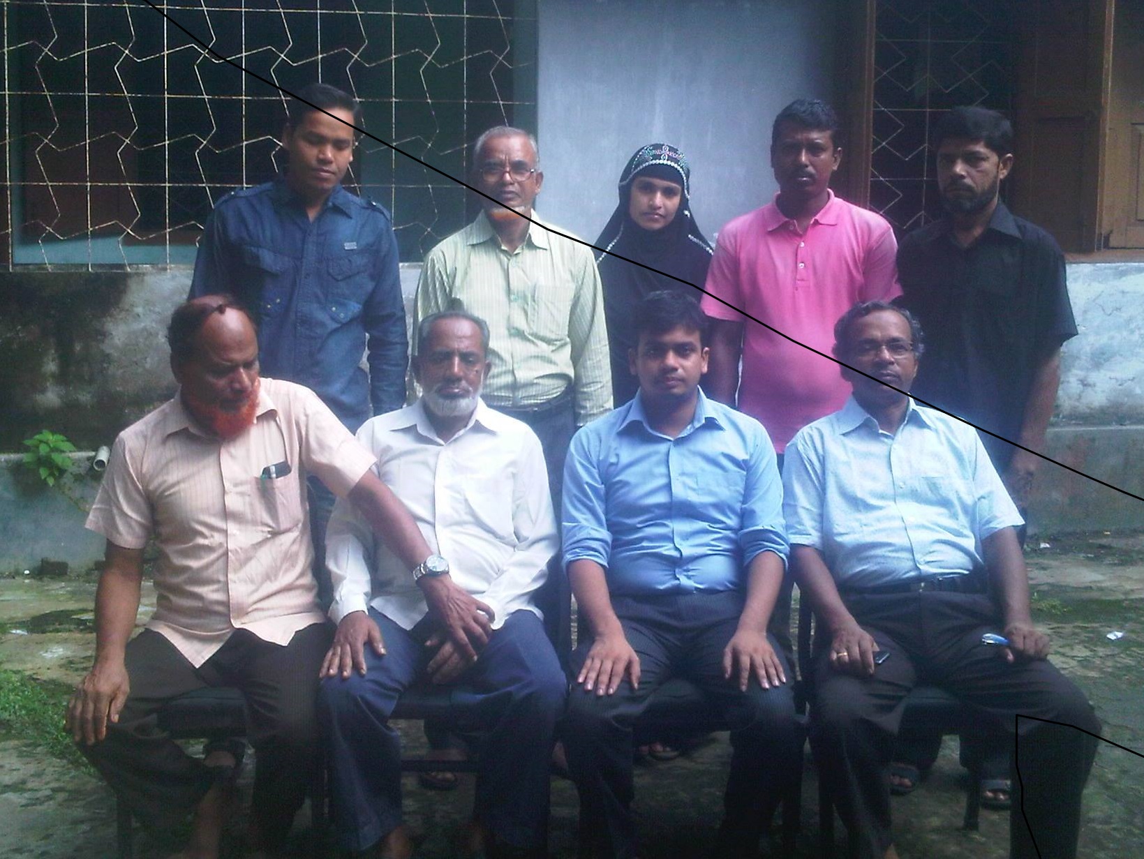বরগুনা সদর উপজেলা প্রকৌশল কার্যালয়ে কর্মরত কর্মকর্তা/ কর্মচারীদের গ্রুপ ছবি