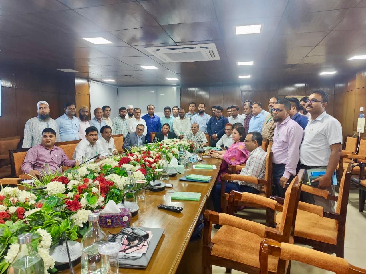 বিএফআইডিসি, দাঁতমারা রাবার বাগান, চট্টগ্রামের উপ-মহাব্যবস্থাপক জনাব মোঃ রুহুল আমীন মহোদয় এর কর্তৃক রচিত Common Disease of Rubber Plants and Its Management বিষয়ক বই এর মোড়ক উম্মোচনের খন্ড চিত্র।