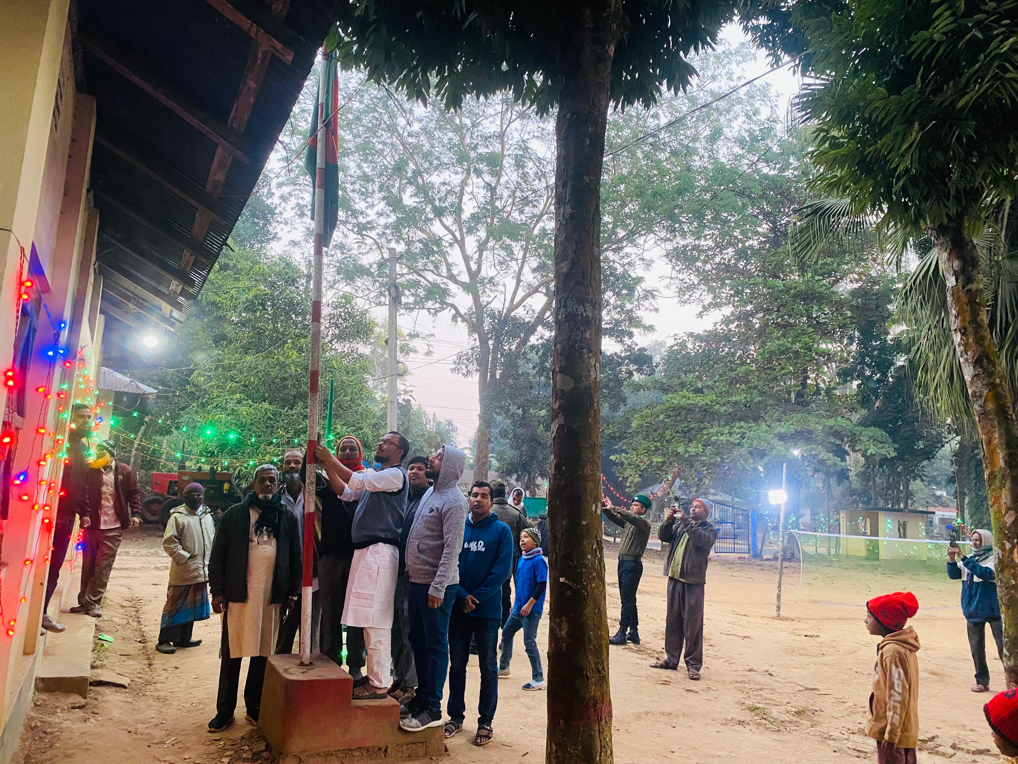 ১৬ ডিসেম্বর ২০২৫ ৫৫তম মহান বিজয় দিবস উপলক্ষ্যে যথাযথ পর্যাদায় পতাকা উত্তোলনের চিত্র