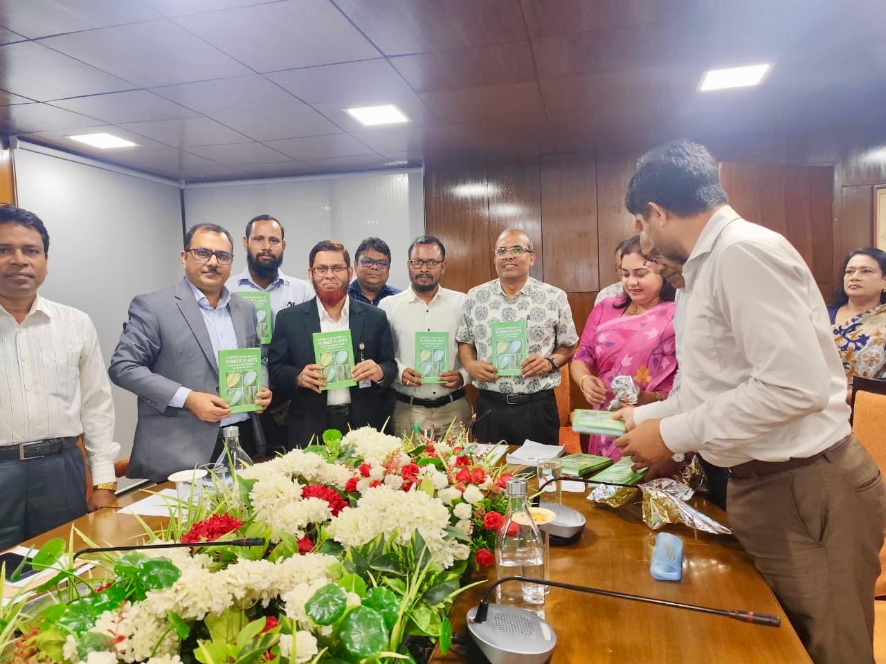 বিএফআইডিসি, দাঁতমারা রাবার বাগান, চট্টগ্রামের উপ-মহাব্যবস্থাপক জনাব মোঃ রুহুল আমীন মহোদয় এর কর্তৃক রচিত Common Disease of Rubber Plants and Its Management বিষয়ক বই এর মোড়ক উম্মোচনের খন্ড চিত্র।