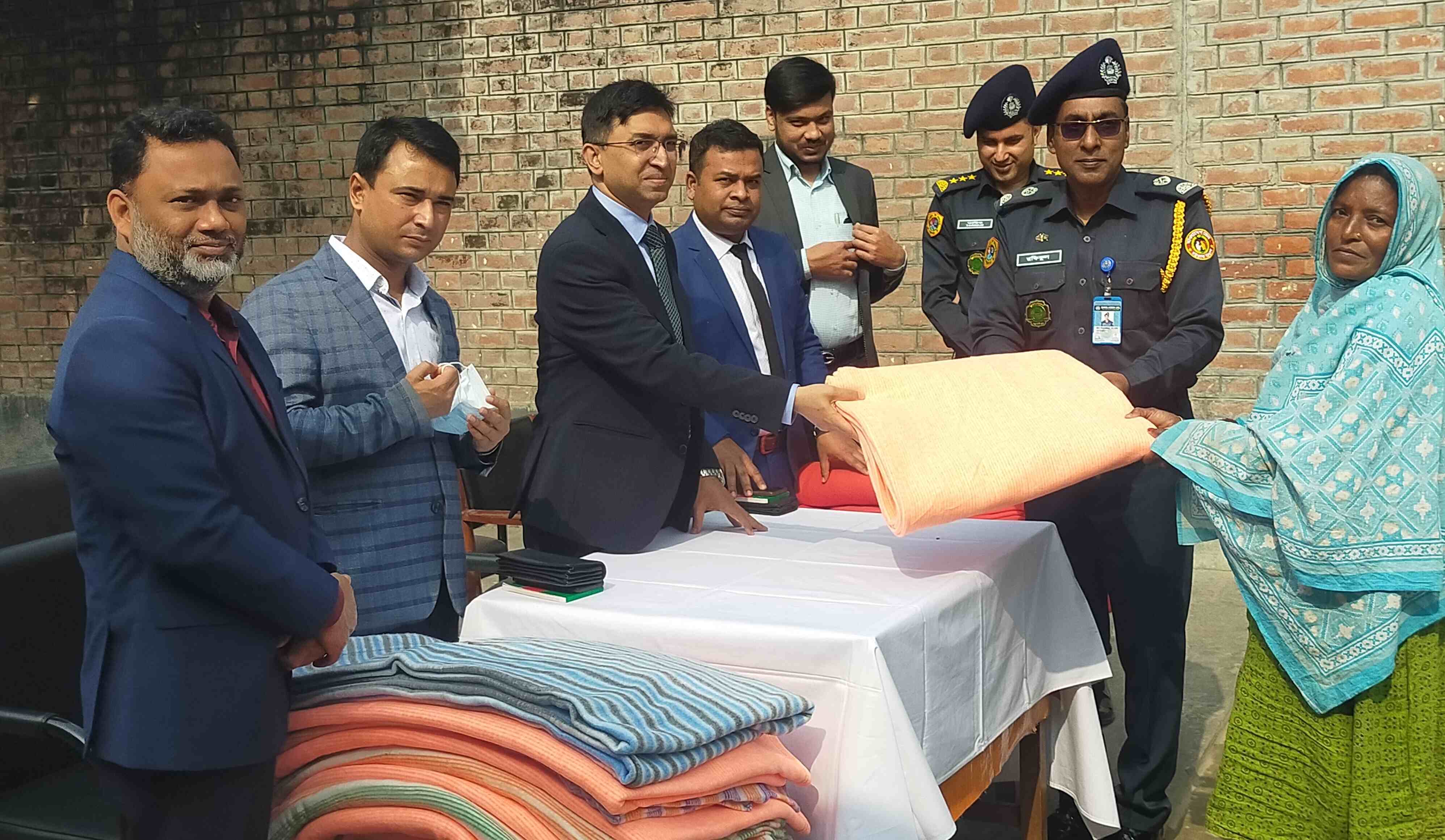 মাননীয় প্রধান উপদেষ্টার কার্যালয় হতে সরবরাহকৃত কম্বল জনাব মোহাম্মদ নায়িরুজ্জামান, জেলা প্রশাসক, নীলফামারী জেলায় কম্বল বিতরণ।