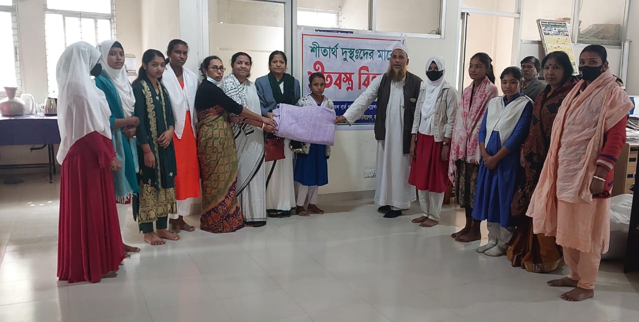 বাংলাদেশ গার্লস গাইড এ্যাসোসিয়েশন এর পক্ষ থেকে শীতার্থ দুস্থঃদের মাঝে শীতবস্ত্র বিতরন ।