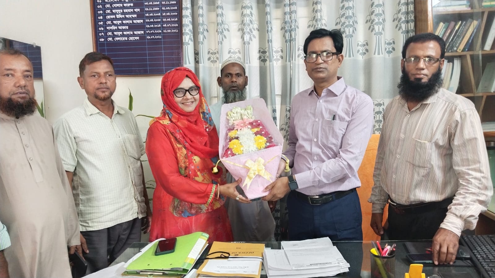 নবাগত উপজেলা মাধ্যমিক শিক্ষা অফিসারকে বরণ করে নেন অত্র অফিসের স্টাফ ও শিক্ষকগণ