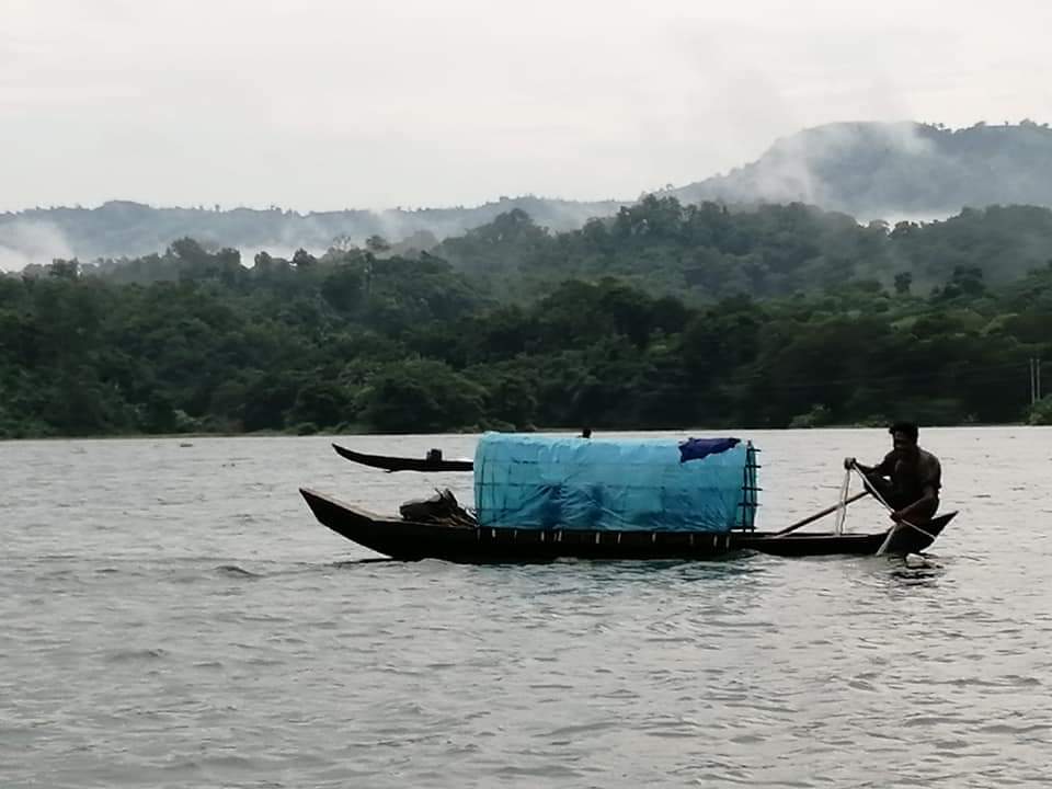 কর্ণফুলী নদীতে জেলের মাছ ধরার মনোরম দৃশ্য
