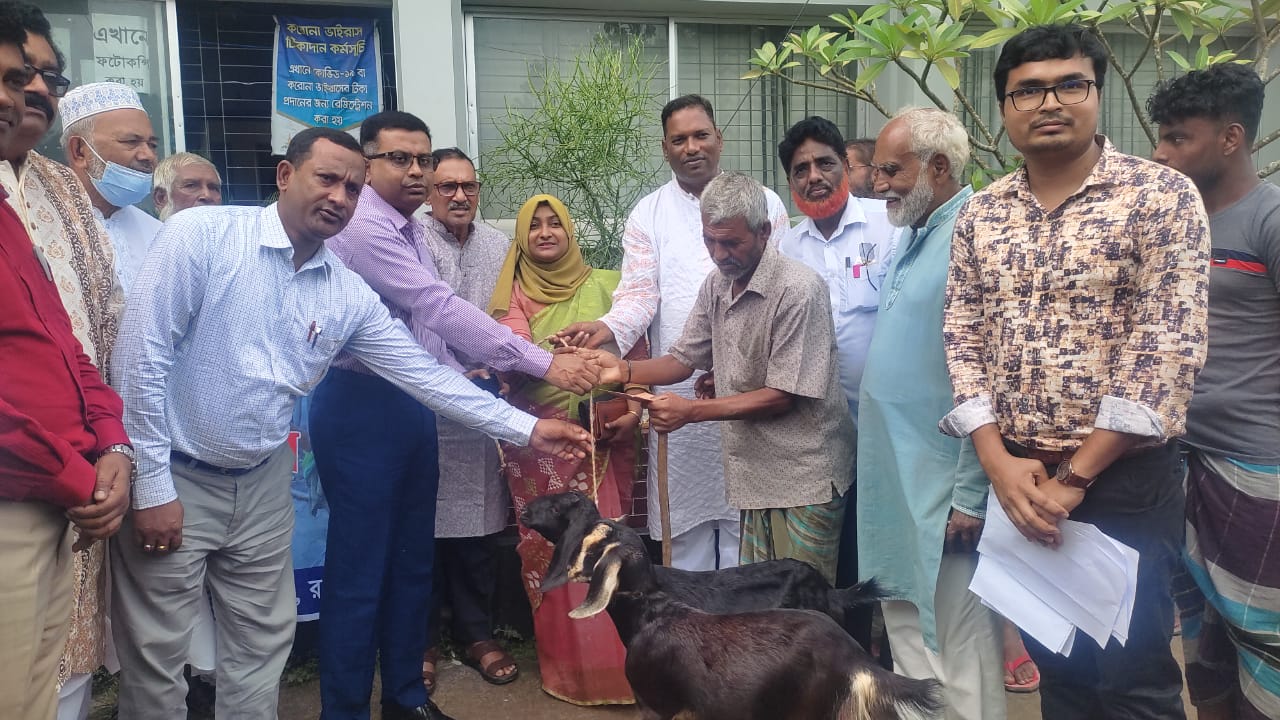 ভিক্ষাবৃত্তি নিরসনে এবং ভিক্ষুক পূণর্বাসান ও বিকল্প কর্মসংস্থান সৃষ্টির লক্ষ্যে উপজেলার ১৭ জন ভিক্ষুকদের মাঝে ছাগল বিতরণ