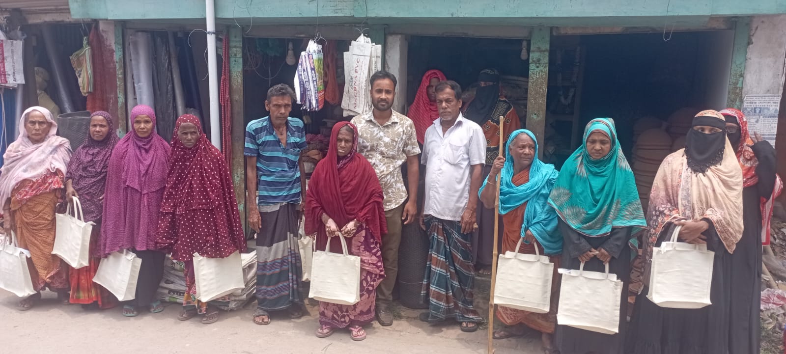 নদী ভাংগনের মধ্যে অর্থ বিতরণ