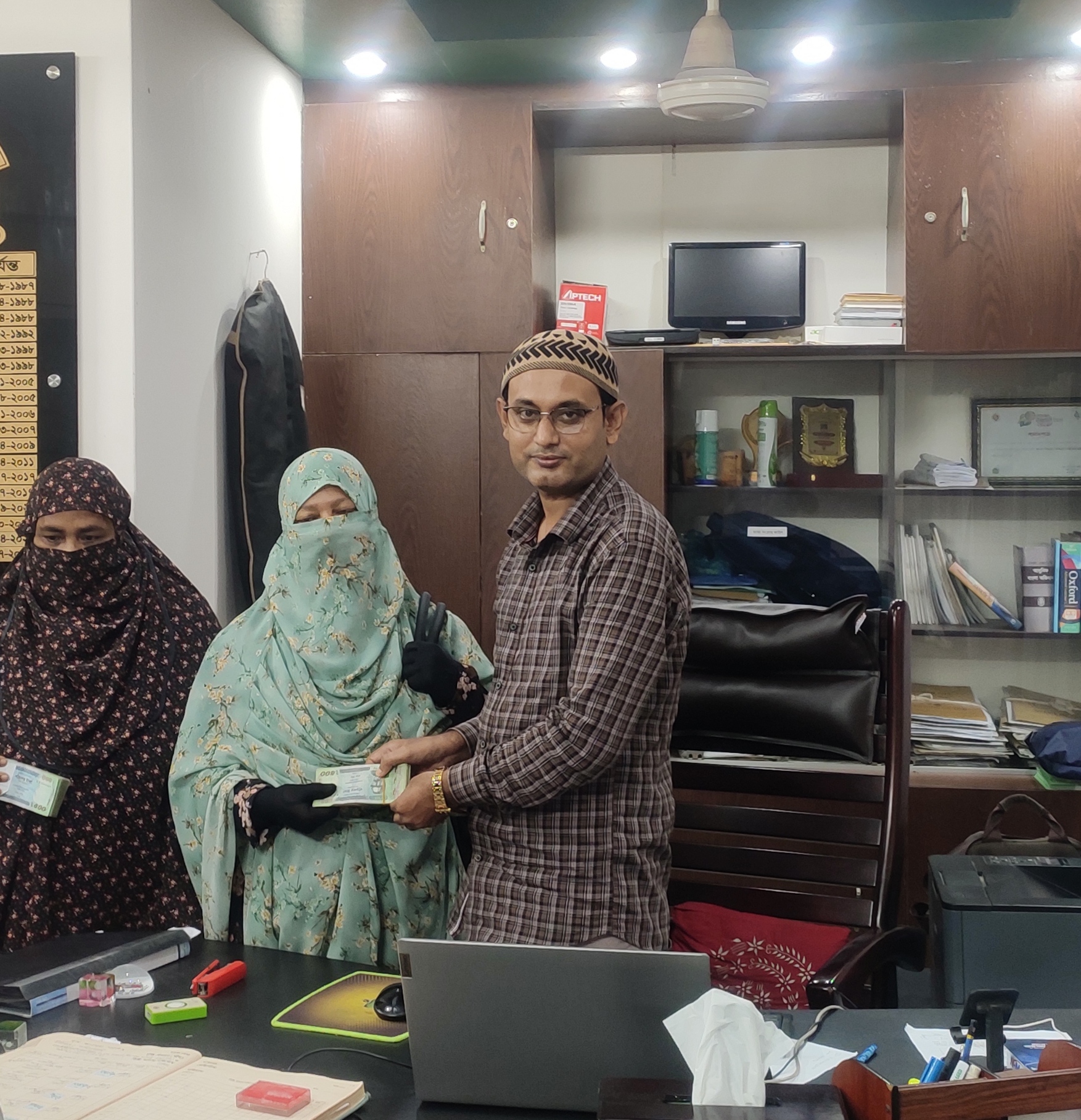 ভিক্ষাবৃত্তি নিরসনে এবং ভিক্ষুক পূণর্বাসান ও বিকল্প কর্মসংস্থান সৃষ্টির লক্ষ্যে উপজেলার ১৭ জন ভিক্ষুকদের মাঝে ছাগল বিতরণ