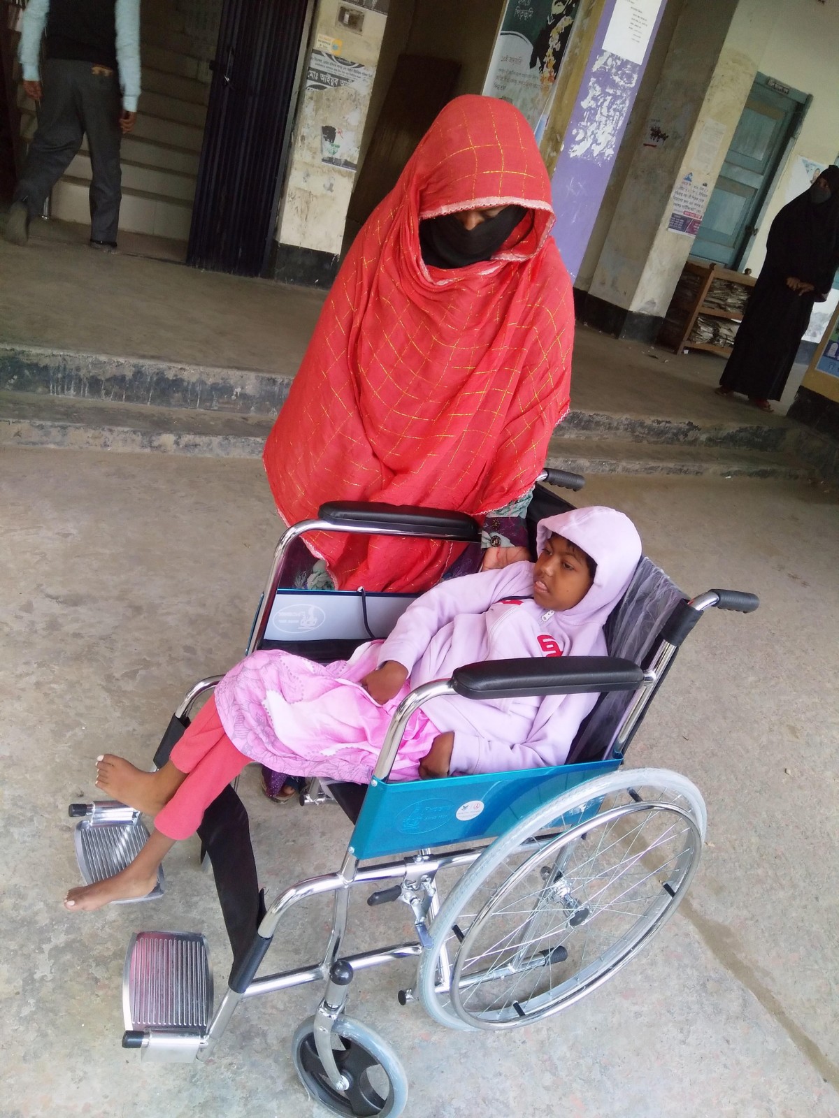 ব্যক্তিগত উদ্যোগে হুইল চেয়ার বিতরণ