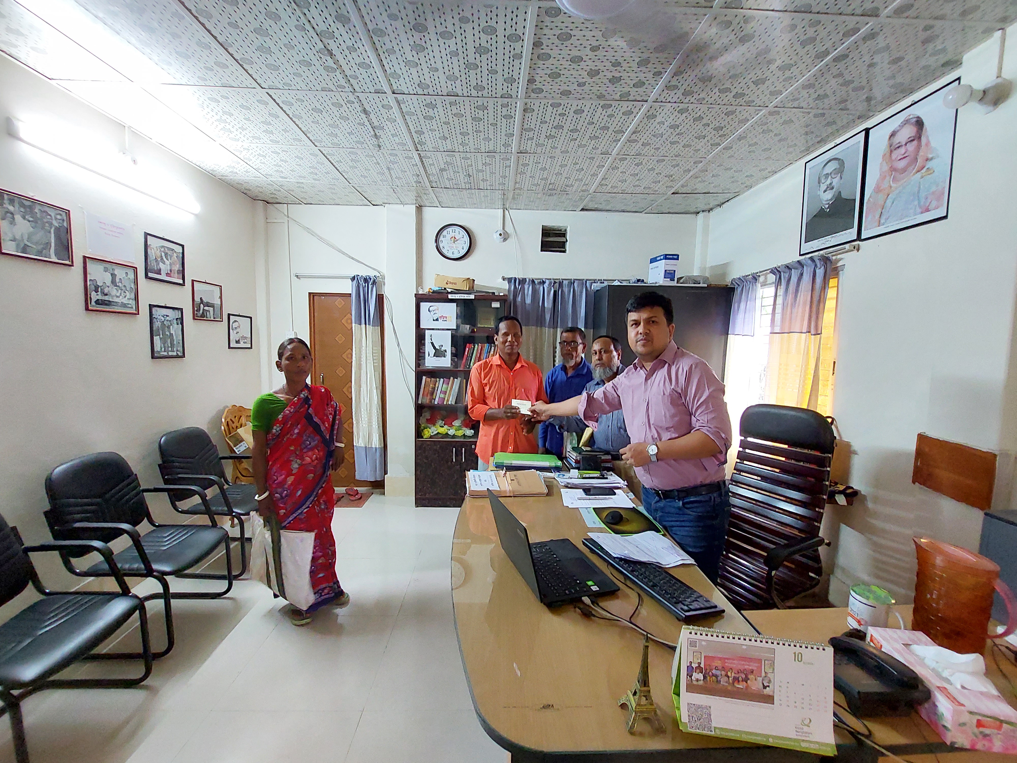 দগ্ধ ও প্রতিবন্ধী ব্যক্তিদের পুণর্বাসন কার্যক্রমের আওতায় ১ জন সুবর্ণ নাগরিকের মাঝে ঋণ পুনর্বিনিয়োগ।