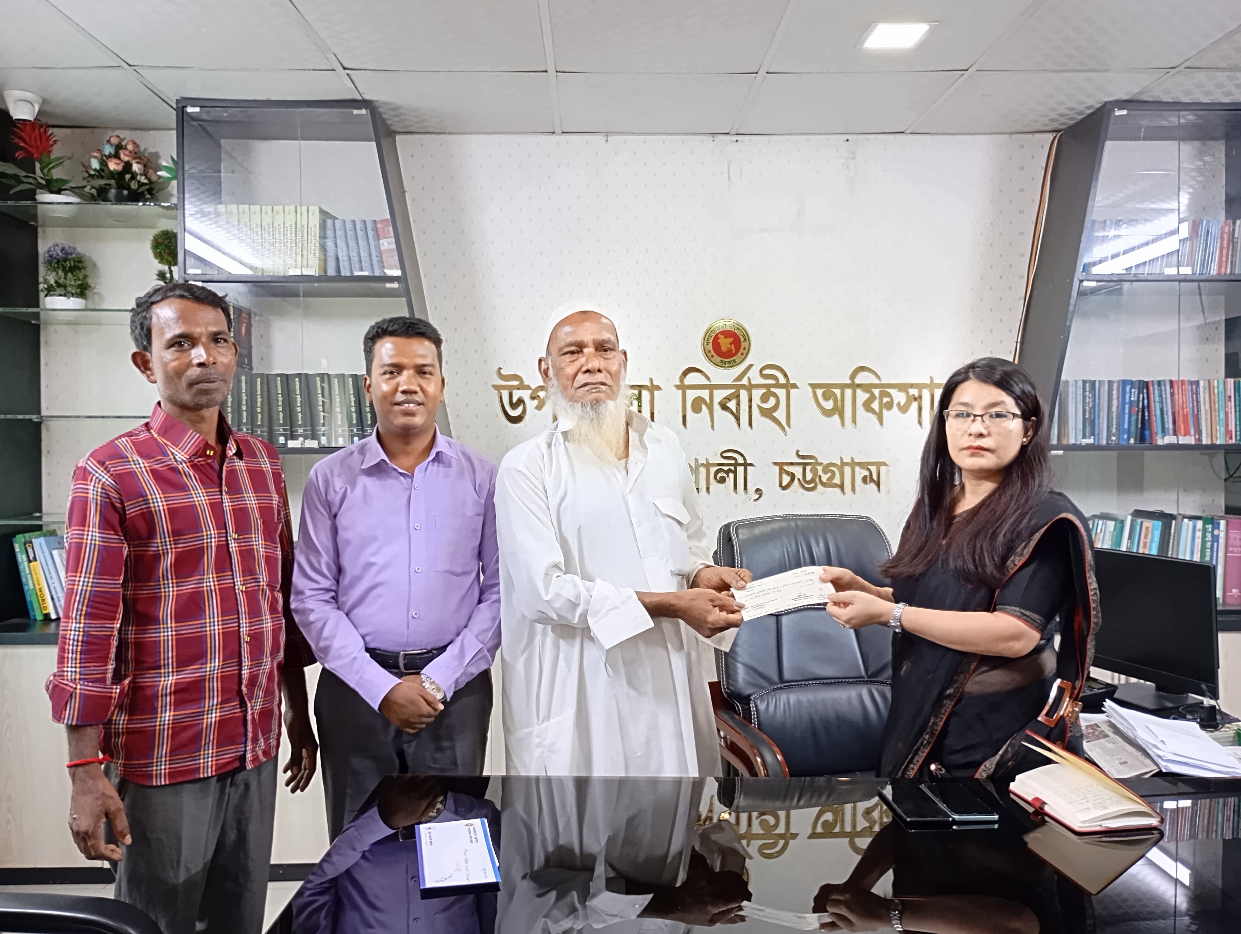 স্বেচ্ছাসেবী সংস্থার চেক বিতরণ