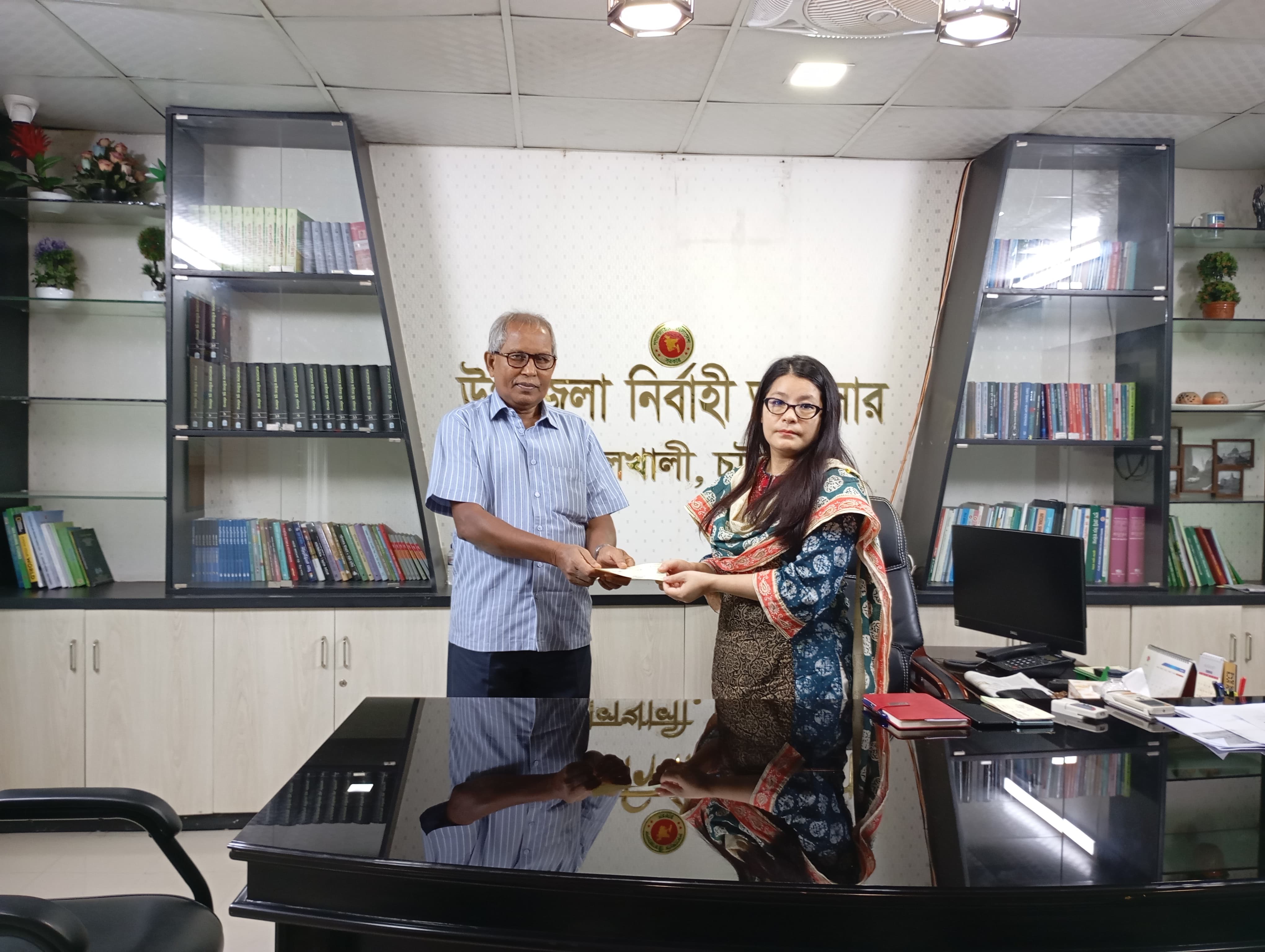 ক্যান্সার রোগীর চেক বিতরণ