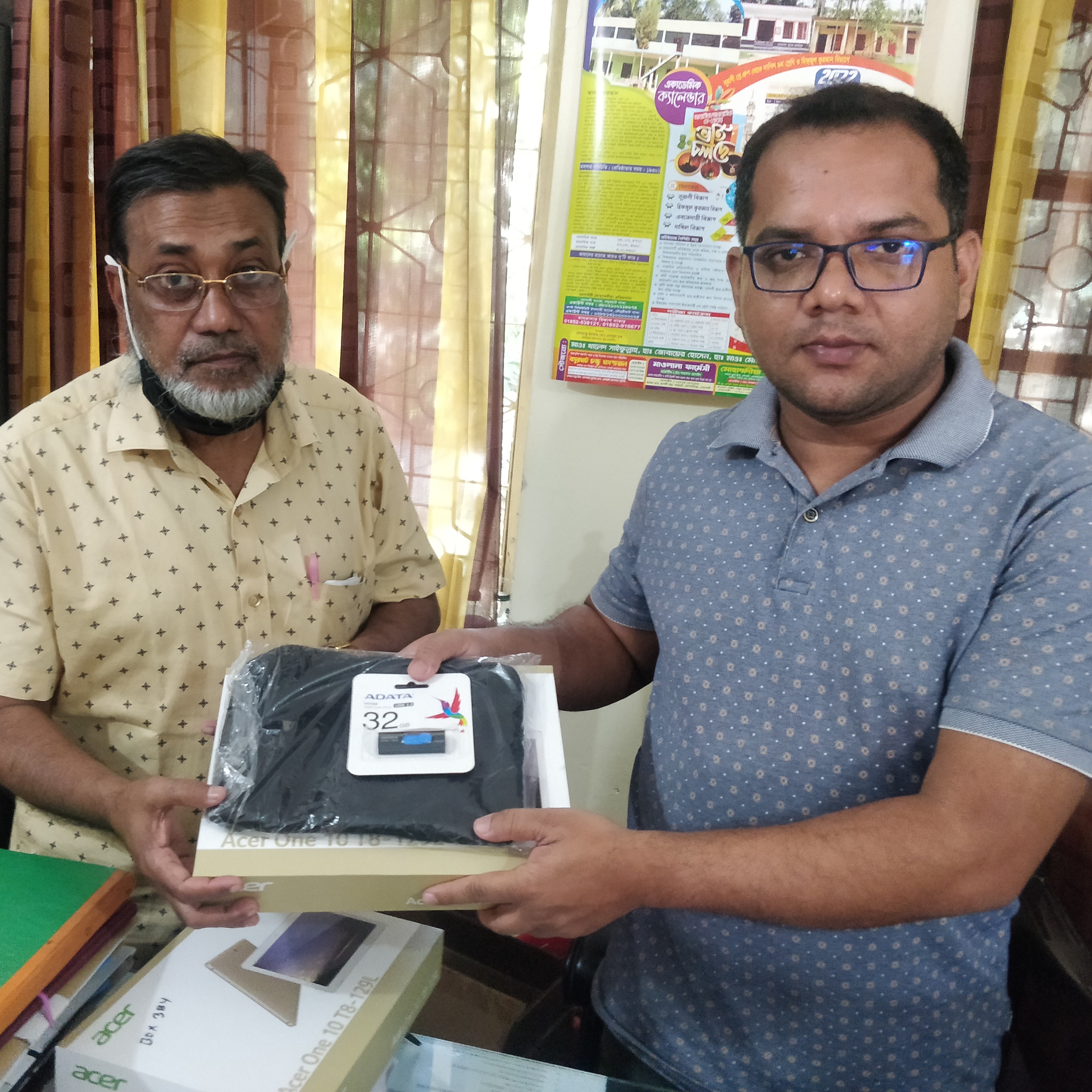 সিটিএম প্রজেক্ট থেকে প্রাপ্ত ট্যাব ইউনিয়ন সমাজকর্মী/কারিগরি প্রশিক্ষকের মধ্যে বিতরণ