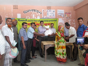 বন্যর্তদের মাঝে শীতব্স্ত্র বিতরণ।