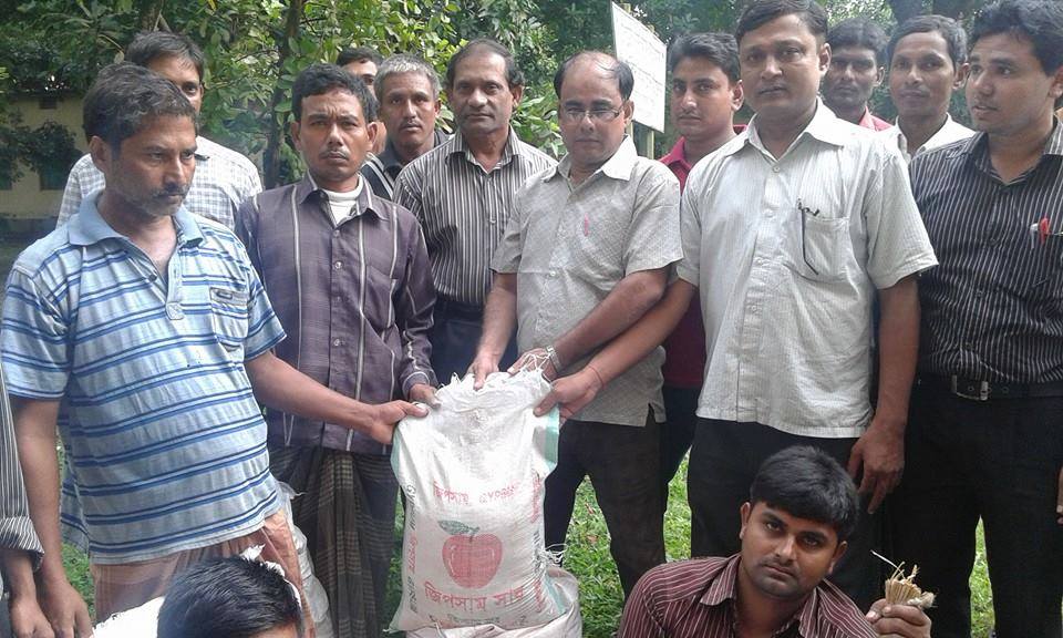  দিনাজপুর সদর উপজেলায় সমাজেসবা কর্মকর্তার মাধ্যমে কৃযকের মাঝে বিনা মূেল্য সার ও কীটনাশক মালামাল বিতরন