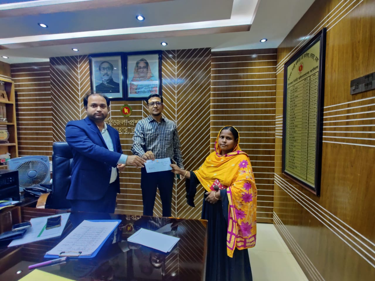 উপজেলা সমাজসেবা কার্যালয়ের নয় জন মাতৃকেন্দের সম্পাদিকাগনের মাঝে জনপতি ৪,০০০/- টাকা সন্মানি বিতরণ