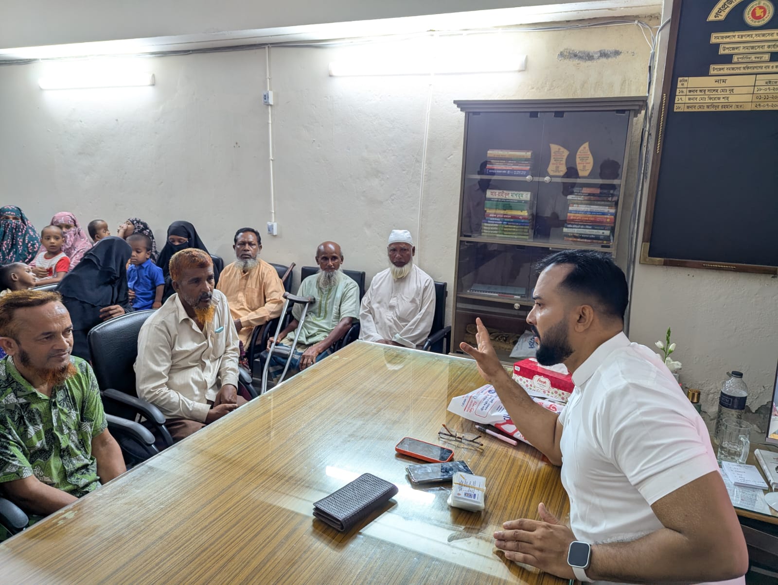 প্রতিবন্ধীদের সুবর্ণ নাগরিক কার্ড বিতরণ