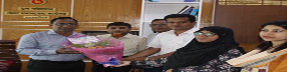 উপপরিচালক মহোদয়কে ফুলেল দিয়ে বরণ করা