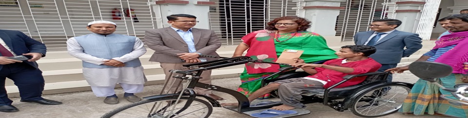 প্রতিবন্ধী ব্যক্তিকে হুইল চেয়ার প্রদান