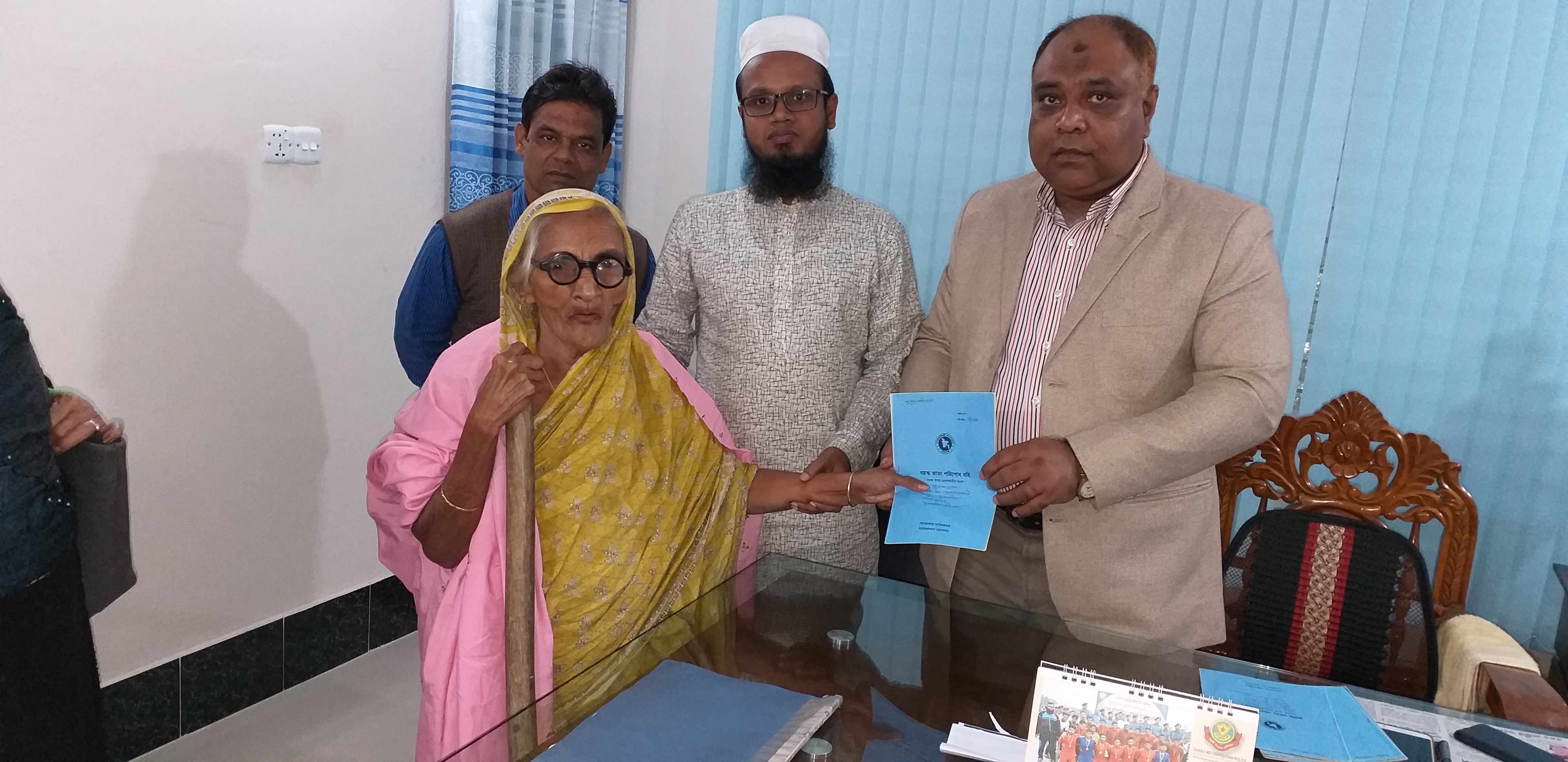 ভাতার বই বিতরন