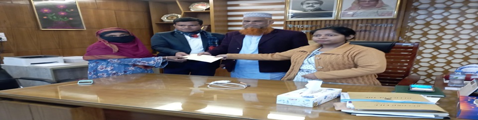 ক্যান্সার রোগীদের মাঝে চেক বিতরণ